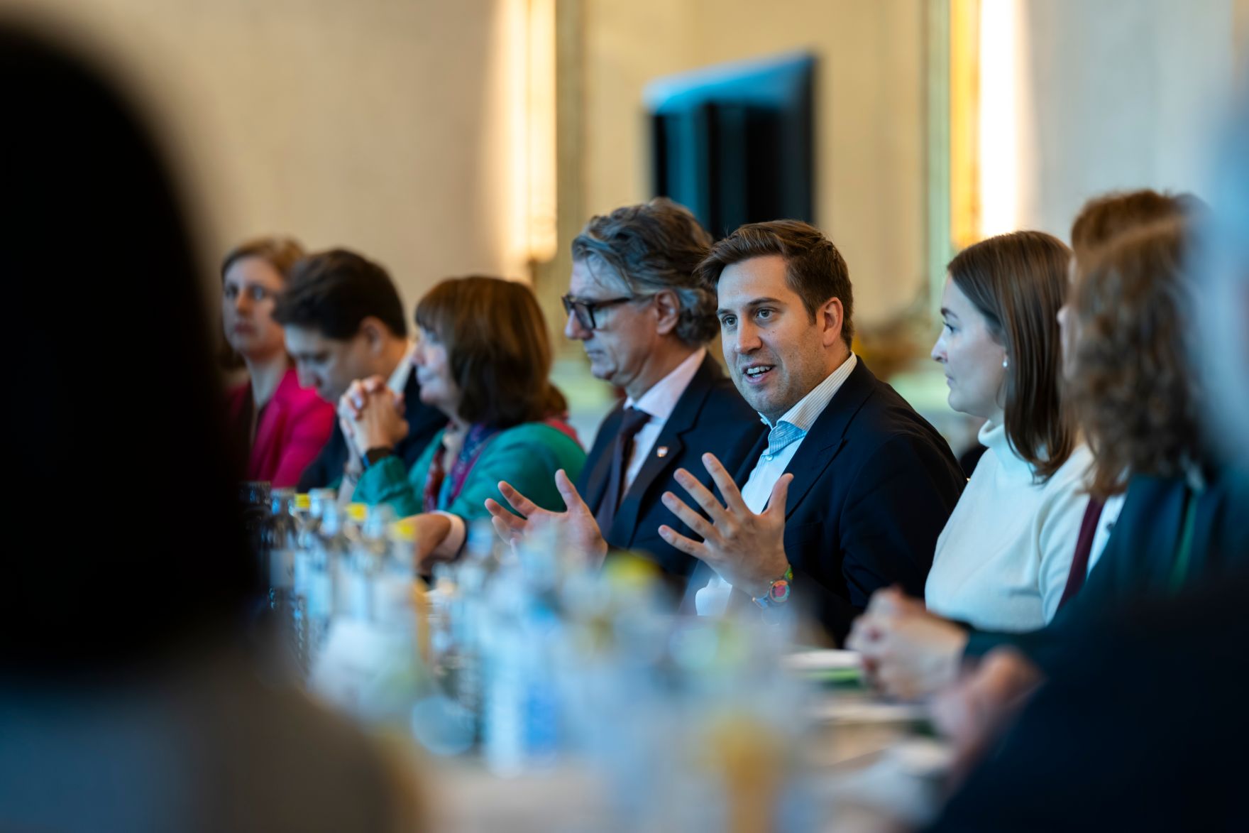 Am 24. Oktober 2025 lud Staatssekret&auml;r Alexander Pr&ouml;ll (im Bild) zu einem Roundtable zur digitalen Kompetenzoffensive ins Bundeskanzleramt ein.