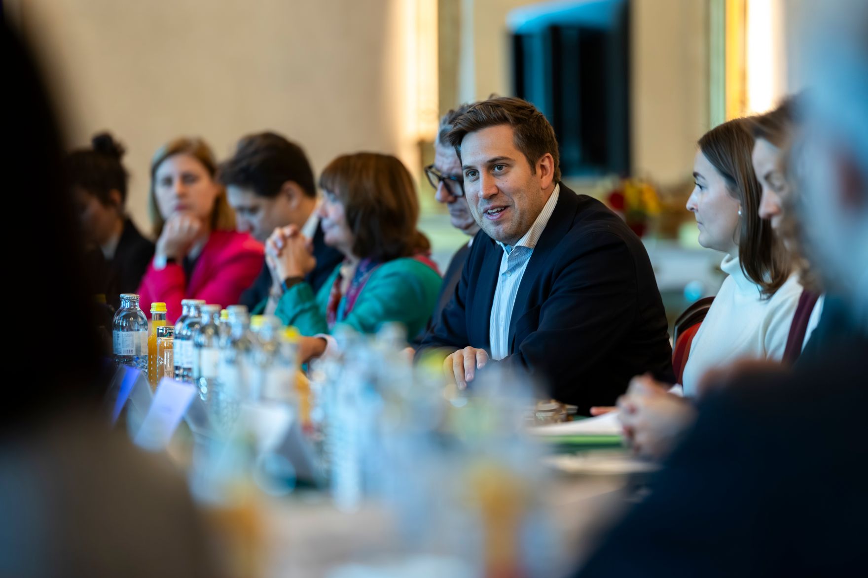 Am 24. Oktober 2025 lud Staatssekret&auml;r Alexander Pr&ouml;ll (im Bild) zu einem Roundtable zur digitalen Kompetenzoffensive ins Bundeskanzleramt ein.