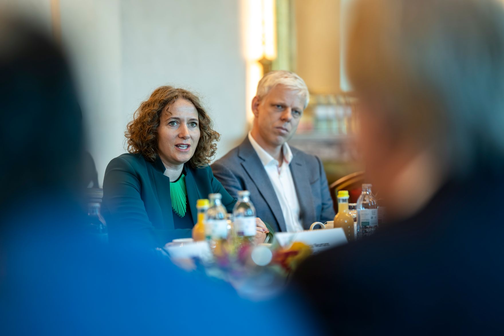 Am 24. Oktober 2025 lud Staatssekret&auml;r Alexander Pr&ouml;ll zu einem Roundtable zur digitalen Kompetenzoffensive ins Bundeskanzleramt ein.