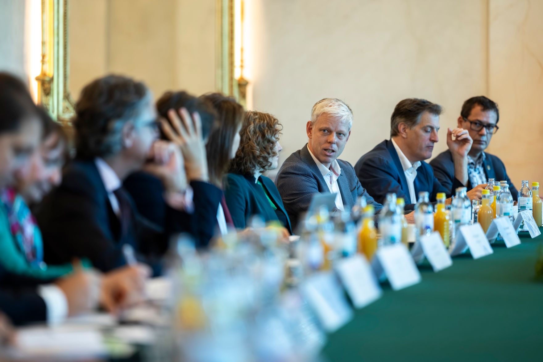 Am 24. Oktober 2025 lud Staatssekret&auml;r Alexander Pr&ouml;ll zu einem Roundtable zur digitalen Kompetenzoffensive ins Bundeskanzleramt ein.