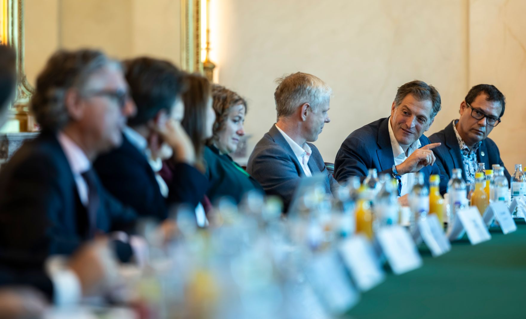 Am 24. Oktober 2025 lud Staatssekret&auml;r Alexander Pr&ouml;ll zu einem Roundtable zur digitalen Kompetenzoffensive ins Bundeskanzleramt ein.