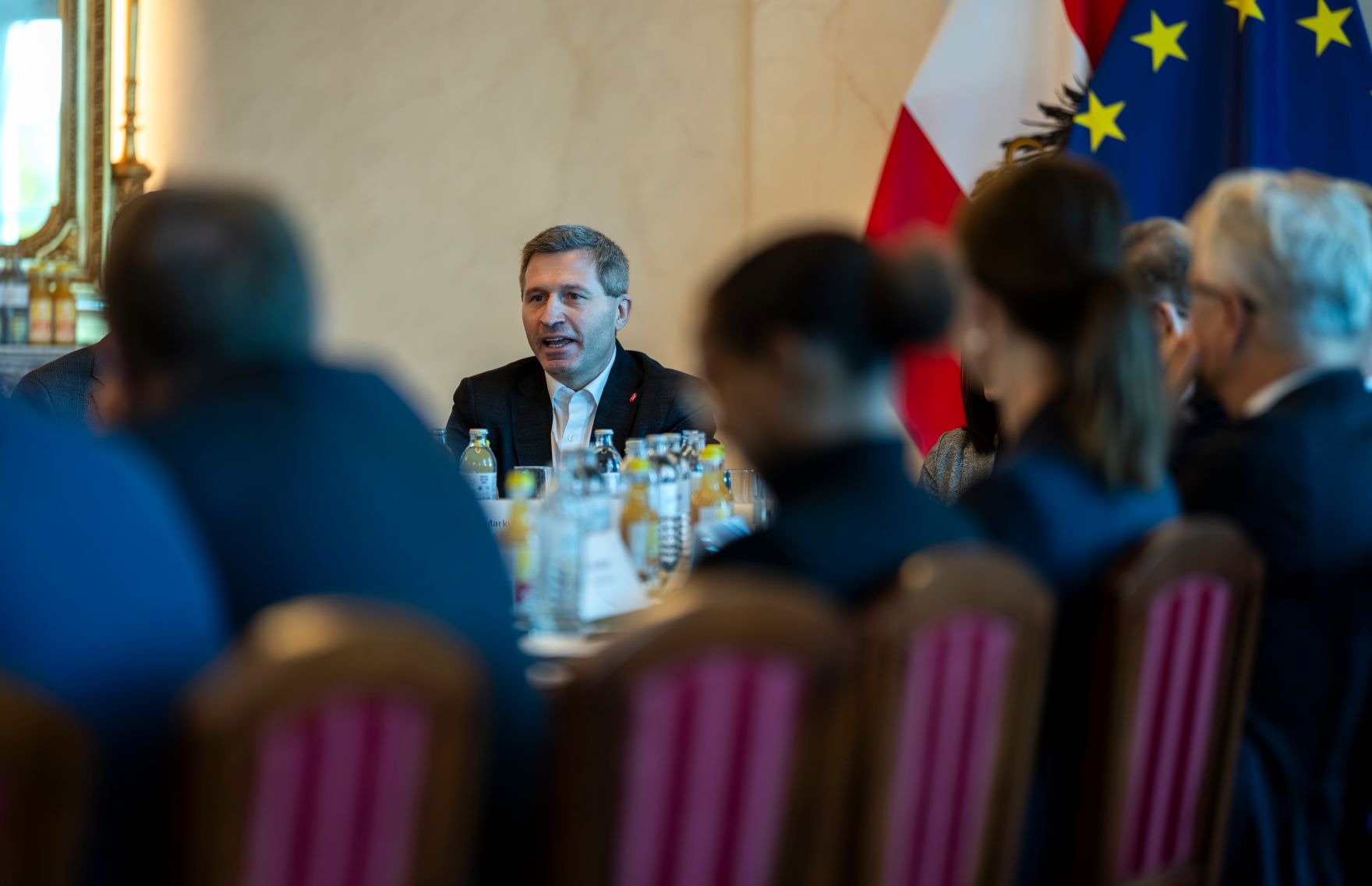 Am 24. Oktober 2025 lud Staatssekret&auml;r Alexander Pr&ouml;ll zu einem Roundtable zur digitalen Kompetenzoffensive ins Bundeskanzleramt ein.