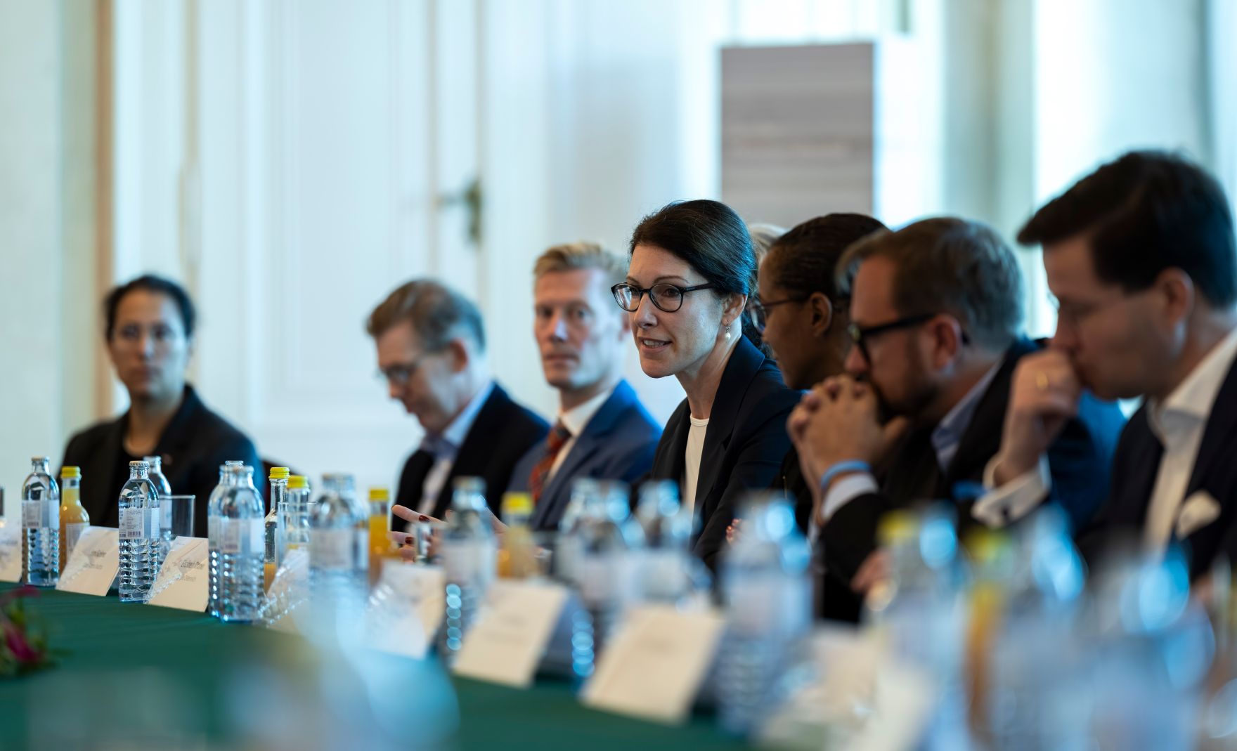 Am 24. Oktober 2025 lud Staatssekret&auml;r Alexander Pr&ouml;ll zu einem Roundtable zur digitalen Kompetenzoffensive ins Bundeskanzleramt ein.