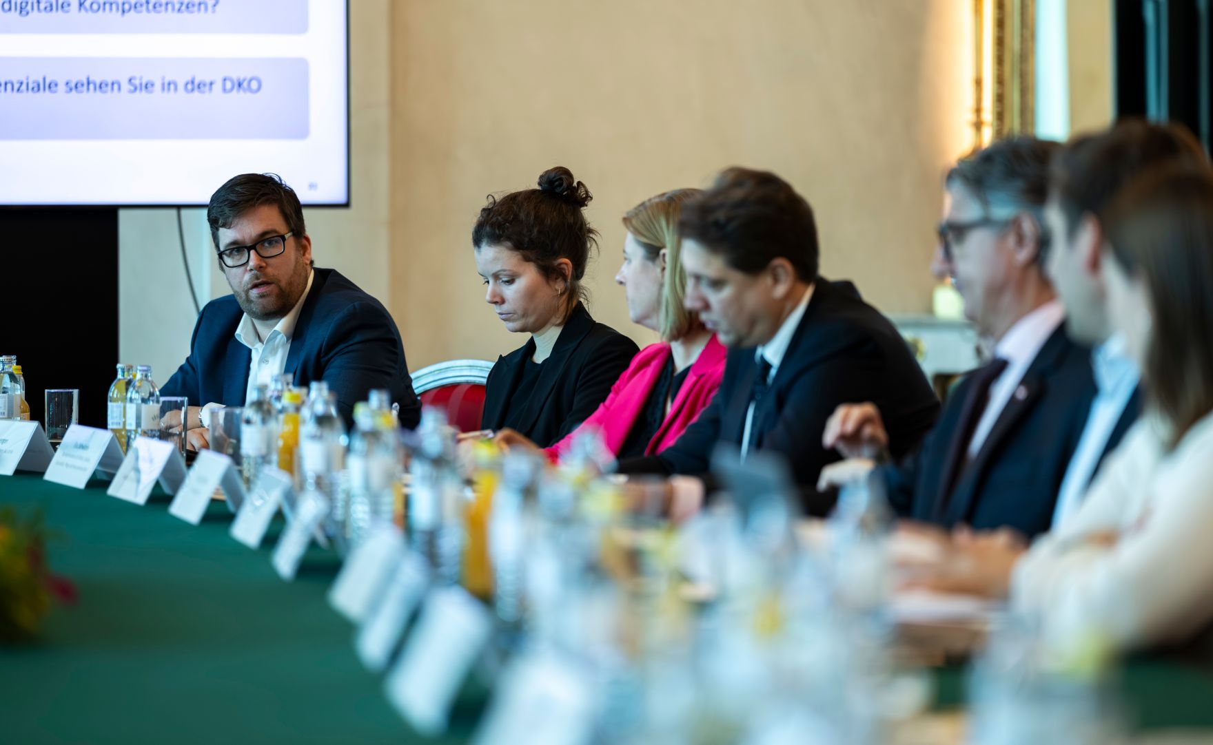 Am 24. Oktober 2025 lud Staatssekret&auml;r Alexander Pr&ouml;ll zu einem Roundtable zur digitalen Kompetenzoffensive ins Bundeskanzleramt ein.