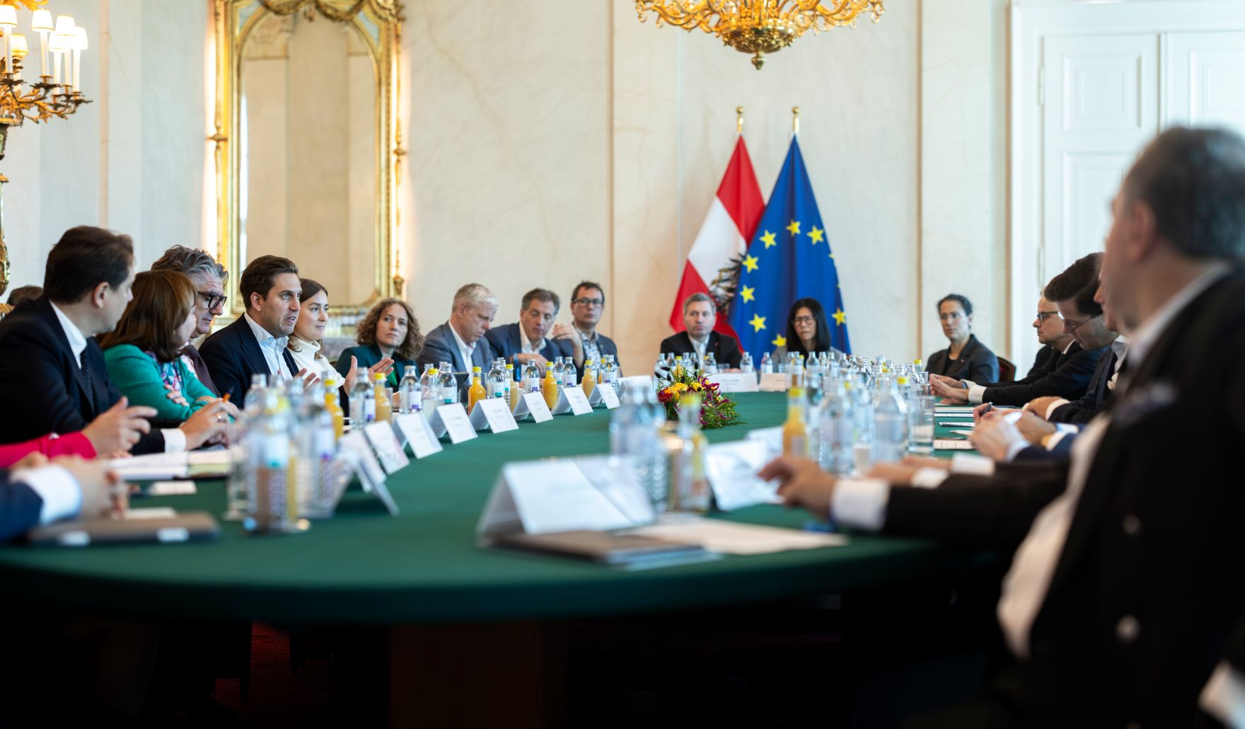 Am 24. Oktober 2025 lud Staatssekret&auml;r Alexander Pr&ouml;ll (4.v.l.) zu einem Roundtable zur digitalen Kompetenzoffensive ins Bundeskanzleramt ein.