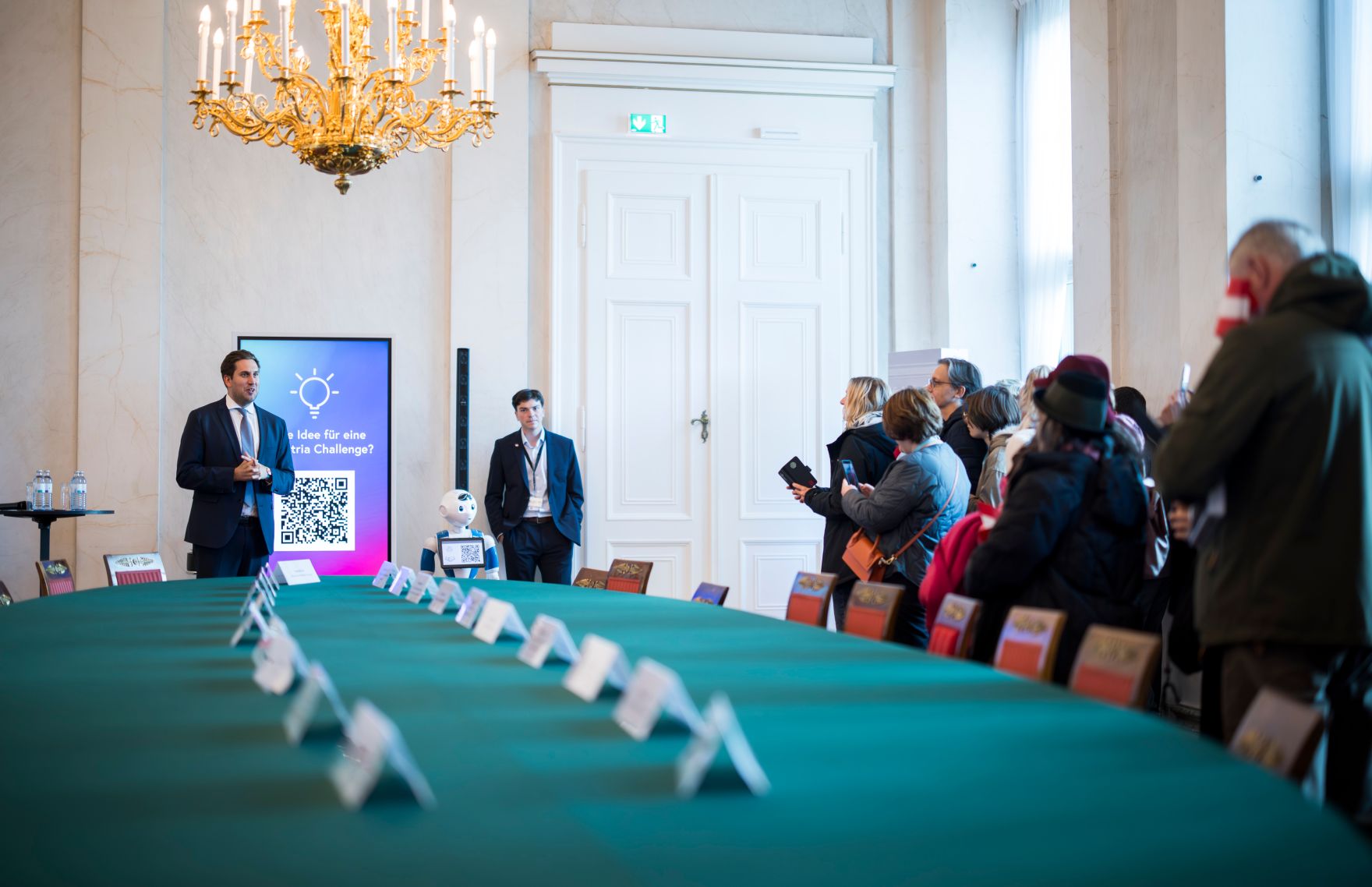 Am 26. Oktober 2025 lud Staatssekret&auml;r Alexander Pr&ouml;ll (l.) anl&auml;sslich des Nationalfeiertags Besucherinnen und Besucher zum Tag der offenen T&uuml;r ins Bundeskanzleramt.