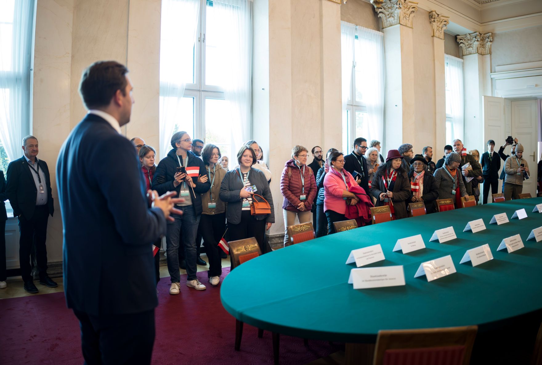 Am 26. Oktober 2025 lud Staatssekret&auml;r Alexander Pr&ouml;ll (2.v.l.) anl&auml;sslich des Nationalfeiertags Besucherinnen und Besucher zum Tag der offenen T&uuml;r ins Bundeskanzleramt.