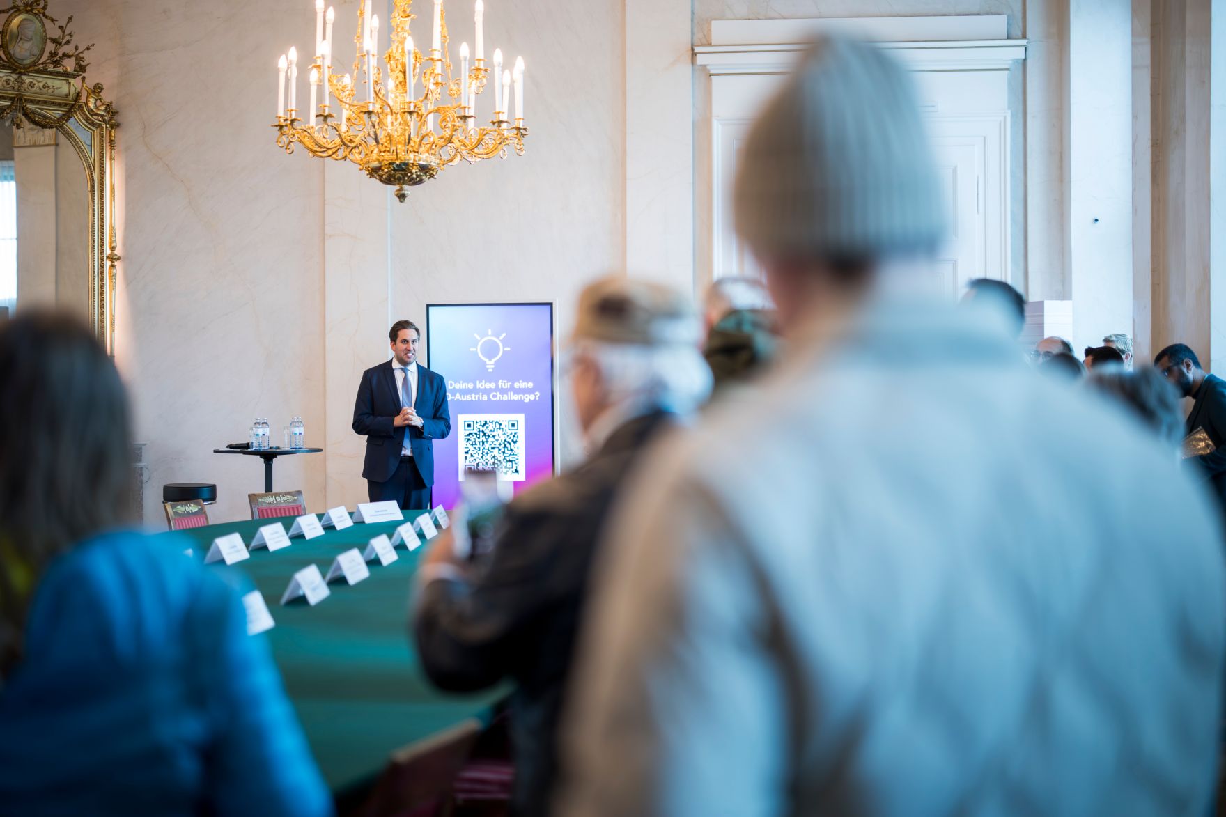 Am 26. Oktober 2025 lud Staatssekret&auml;r Alexander Pr&ouml;ll (2.v.l.) anl&auml;sslich des Nationalfeiertags Besucherinnen und Besucher zum Tag der offenen T&uuml;r ins Bundeskanzleramt.