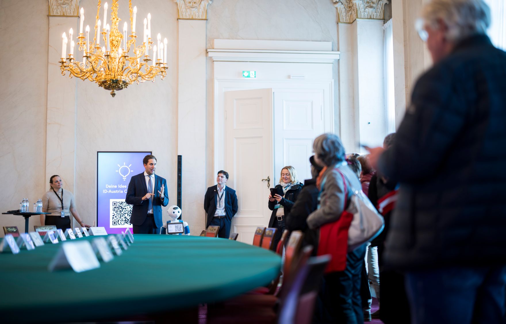 Am 26. Oktober 2025 lud Staatssekret&auml;r Alexander Pr&ouml;ll (2.v.l.) anl&auml;sslich des Nationalfeiertags Besucherinnen und Besucher zum Tag der offenen T&uuml;r ins Bundeskanzleramt.