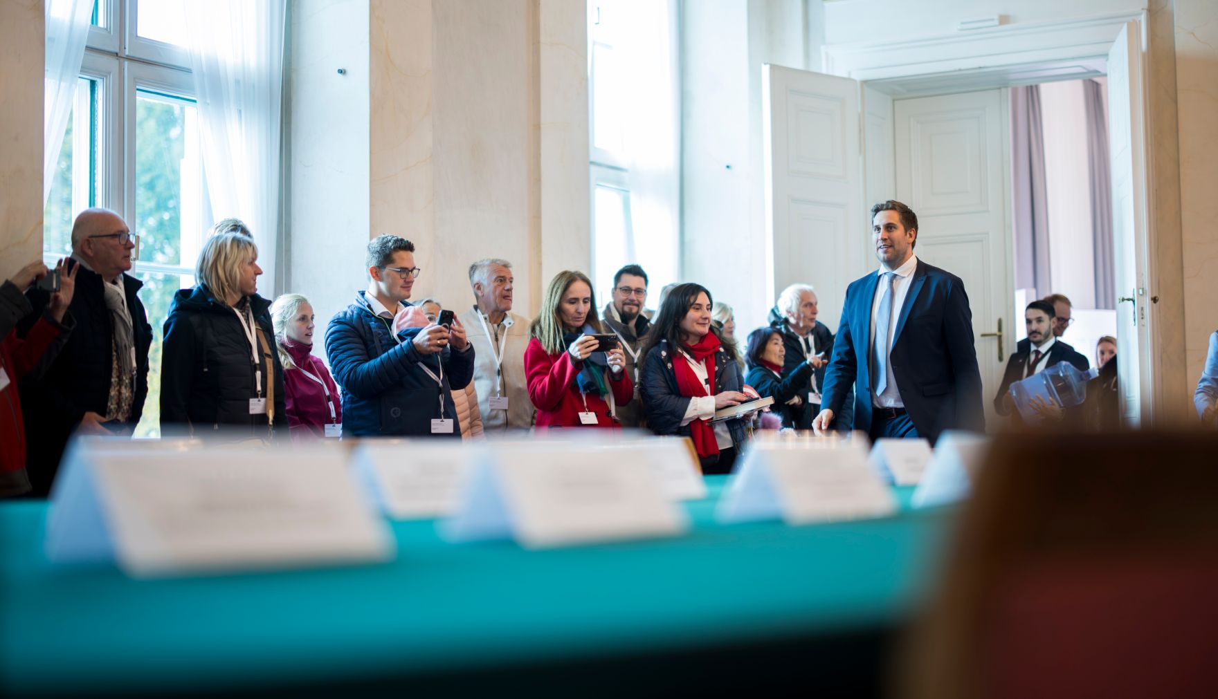 Am 26. Oktober 2025 lud Staatssekret&auml;r Alexander Pr&ouml;ll (4.v.r.) anl&auml;sslich des Nationalfeiertags Besucherinnen und Besucher zum Tag der offenen T&uuml;r ins Bundeskanzleramt.