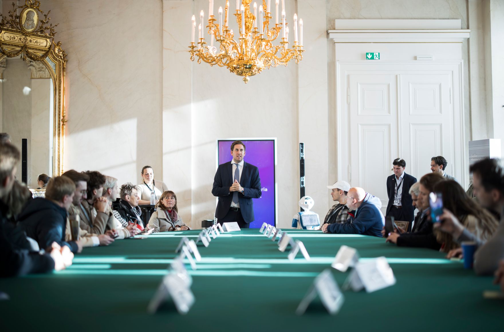 Am 26. Oktober 2025 lud Staatssekret&auml;r Alexander Pr&ouml;ll (m.) anl&auml;sslich des Nationalfeiertags Besucherinnen und Besucher zum Tag der offenen T&uuml;r ins Bundeskanzleramt.