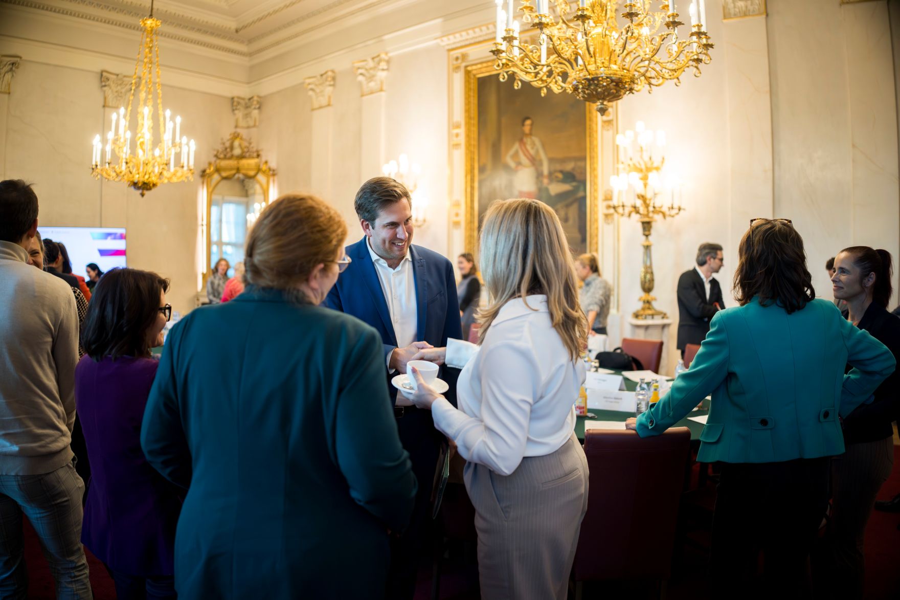 Am 29. Oktober 2025 lud Staatssekret&auml;r Alexander Pr&ouml;ll (m.l.) gemeinsam mit Bundesministerin Eva-Maria Holzleitner zu einem Roundtable zum Thema &bdquo;She goes AI&ldquo;.