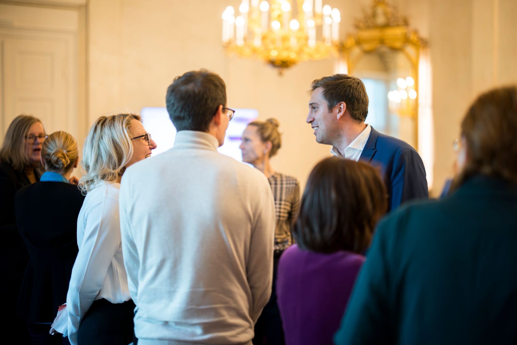 Am 29. Oktober 2025 lud Staatssekret&auml;r Alexander Pr&ouml;ll (2.v.r.) gemeinsam mit Bundesministerin Eva-Maria Holzleitner zu einem Roundtable zum Thema &bdquo;She goes AI&ldquo;.