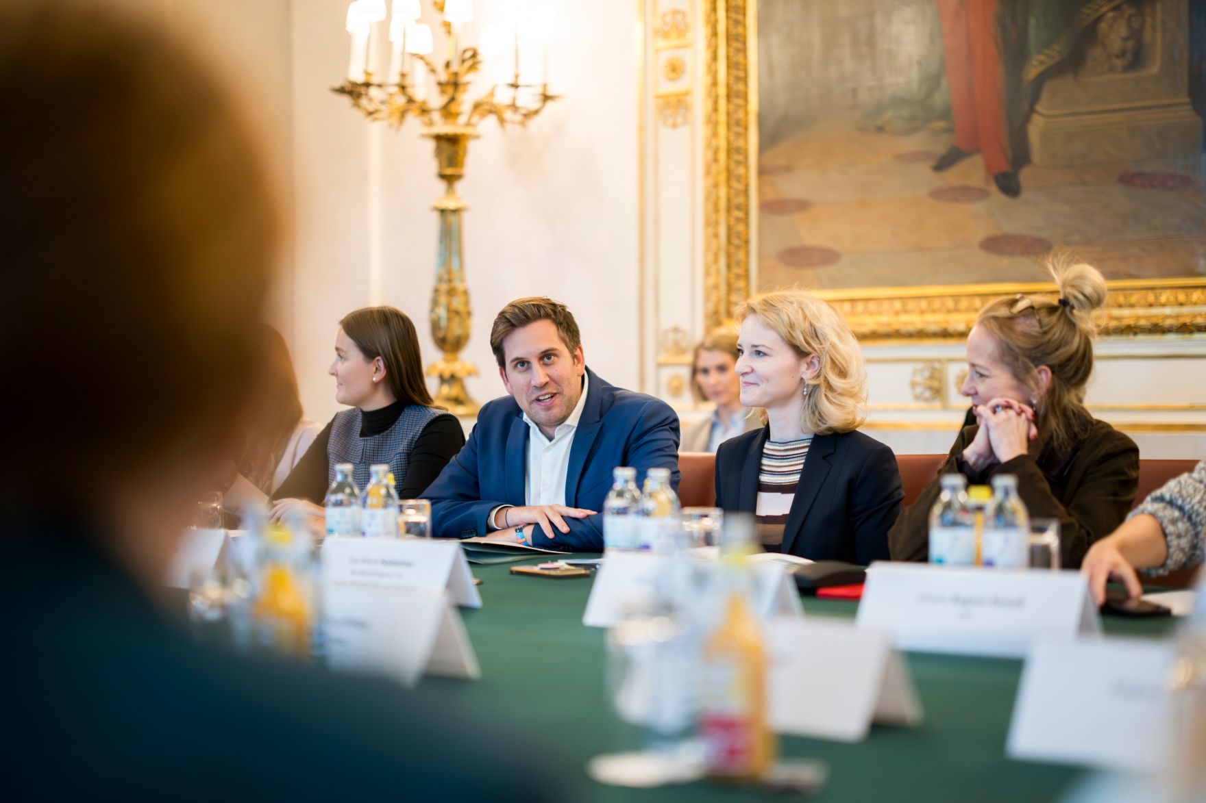 Am 29. Oktober 2025 lud Staatssekret&auml;r Alexander Pr&ouml;ll (m.l.) gemeinsam mit Bundesministerin Eva-Maria Holzleitner (m.r.) zu einem Roundtable zum Thema &bdquo;She goes AI&ldquo;.