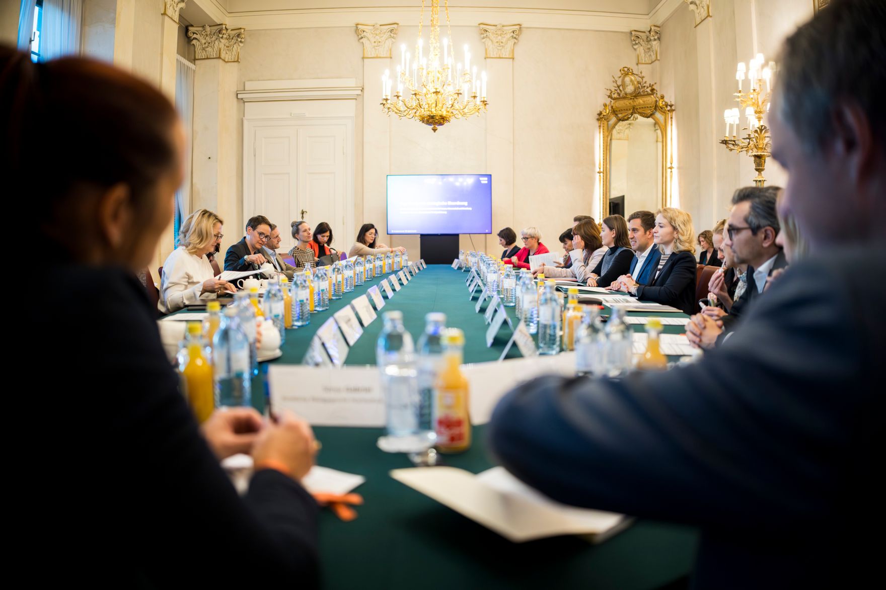 Am 29. Oktober 2025 lud Staatssekret&auml;r Alexander Pr&ouml;ll (4.v.r.) gemeinsam mit Bundesministerin Eva-Maria Holzleitner (3.v.r.) zu einem Roundtable zum Thema &bdquo;She goes AI&ldquo;.