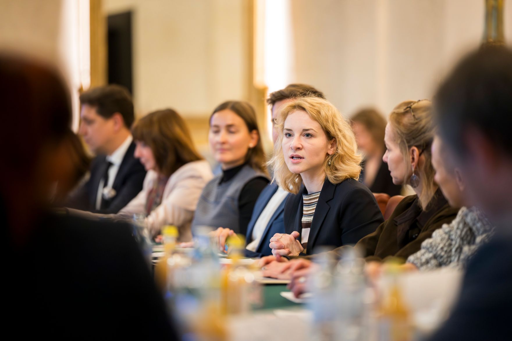 Am 29. Oktober 2025 lud Staatssekret&auml;r Alexander Pr&ouml;ll (5.v.r.) gemeinsam mit Bundesministerin Eva-Maria Holzleitner (4.v.r.) zu einem Roundtable zum Thema &bdquo;She goes AI&ldquo;.