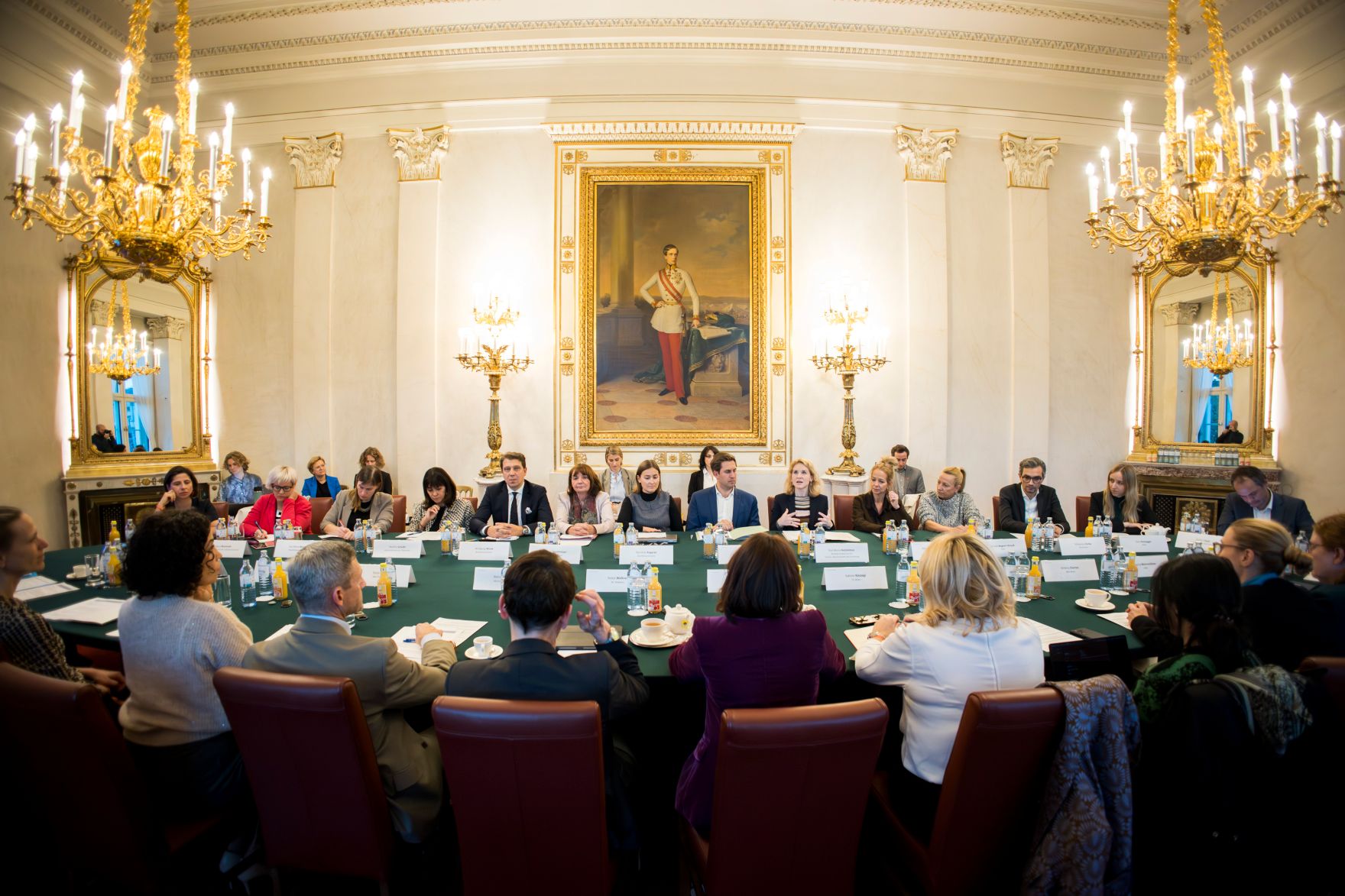 Am 29. Oktober 2025 lud Staatssekret&auml;r Alexander Pr&ouml;ll gemeinsam mit Bundesministerin Eva-Maria Holzleitner zu einem Roundtable zum Thema &bdquo;She goes AI&ldquo;.