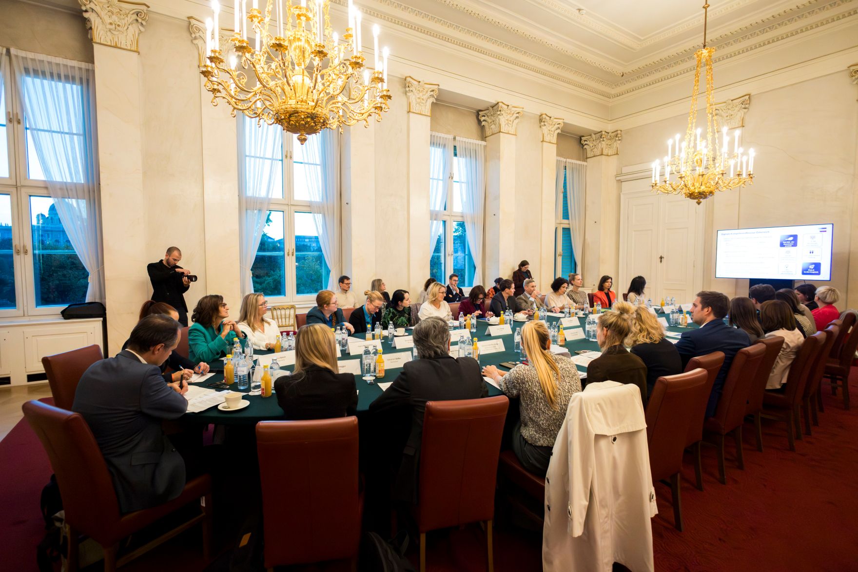 Am 29. Oktober 2025 lud Staatssekret&auml;r Alexander Pr&ouml;ll gemeinsam mit Bundesministerin Eva-Maria Holzleitner zu einem Roundtable zum Thema &bdquo;She goes AI&ldquo;.