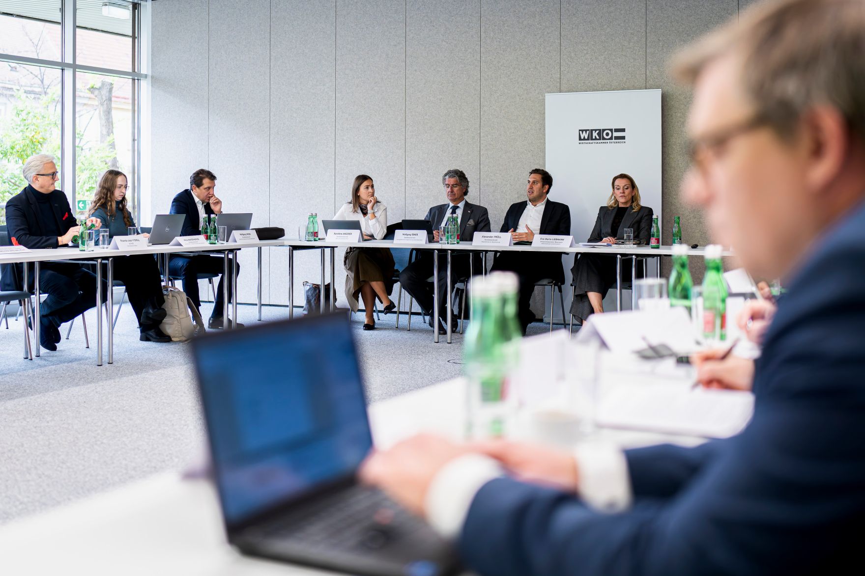 Am 30. Oktober 2025 nahm Staatssekret&auml;r Alexander Pr&ouml;ll (6.v.l.) am Roundtable der Wirtschaftskammer &Ouml;sterreich teil.