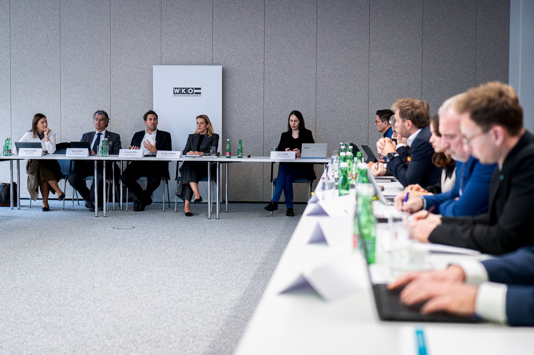 Am 30. Oktober 2025 nahm Staatssekret&auml;r Alexander Pr&ouml;ll (3.v.l.) am Roundtable der Wirtschaftskammer &Ouml;sterreich teil.