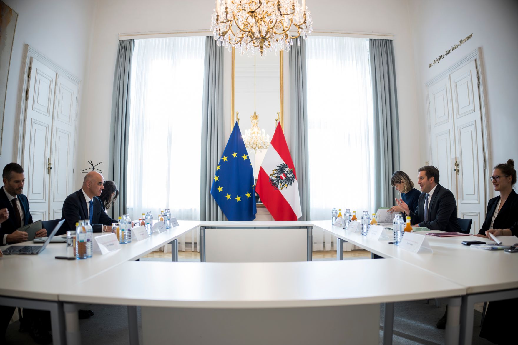 Am 30. Oktober 2025 empfing Staatssekret&auml;r Alexander Pr&ouml;ll (2.v.r.) den Generalsekret&auml;r des Europarates Alain Berset (2.v.l.) zu einem Arbeitsgespr&auml;ch.