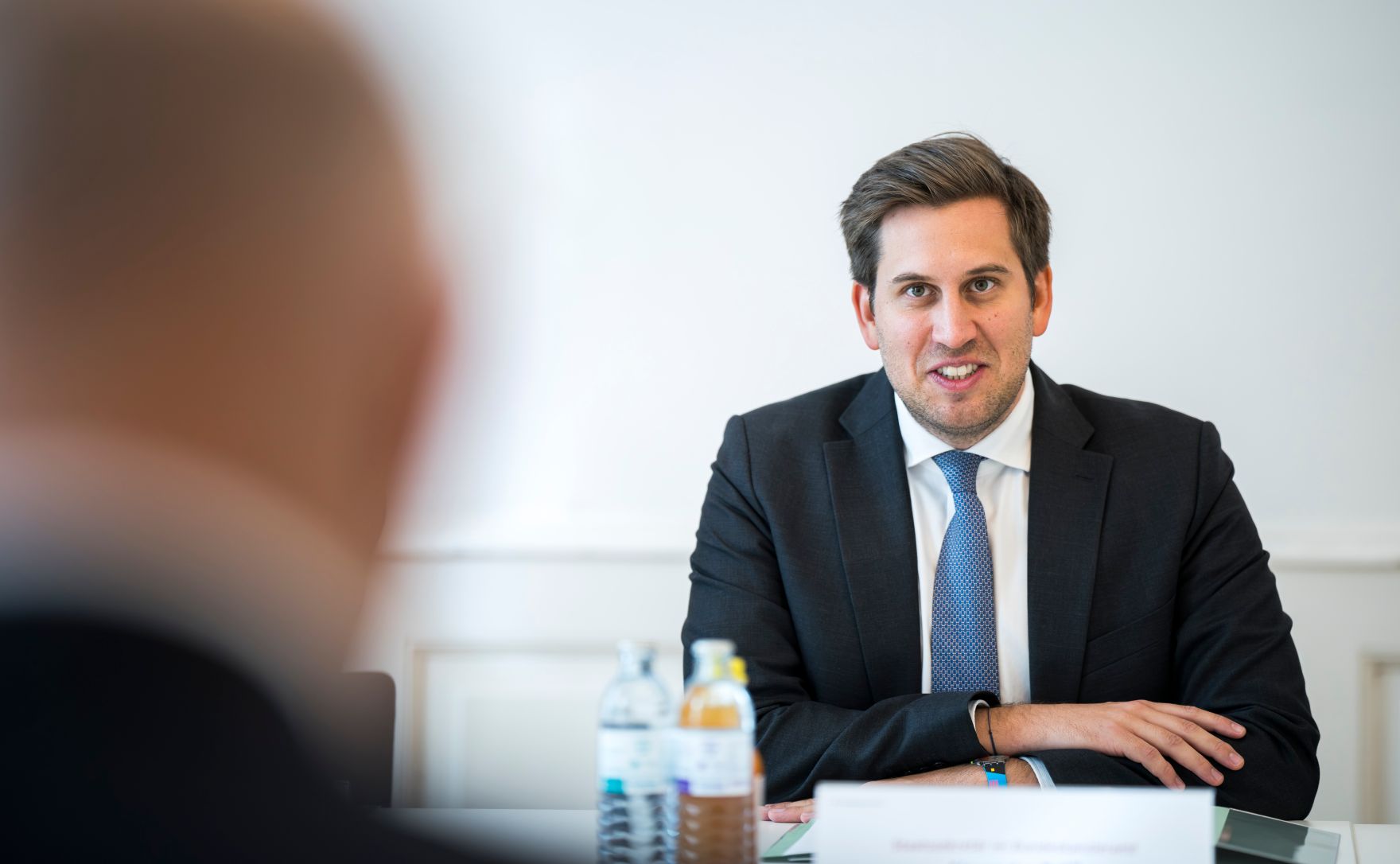 Am 30. Oktober 2025 empfing Staatssekret&auml;r Alexander Pr&ouml;ll (r.) den Generalsekret&auml;r des Europarates Alain Berset (l.) zu einem Arbeitsgespr&auml;ch.