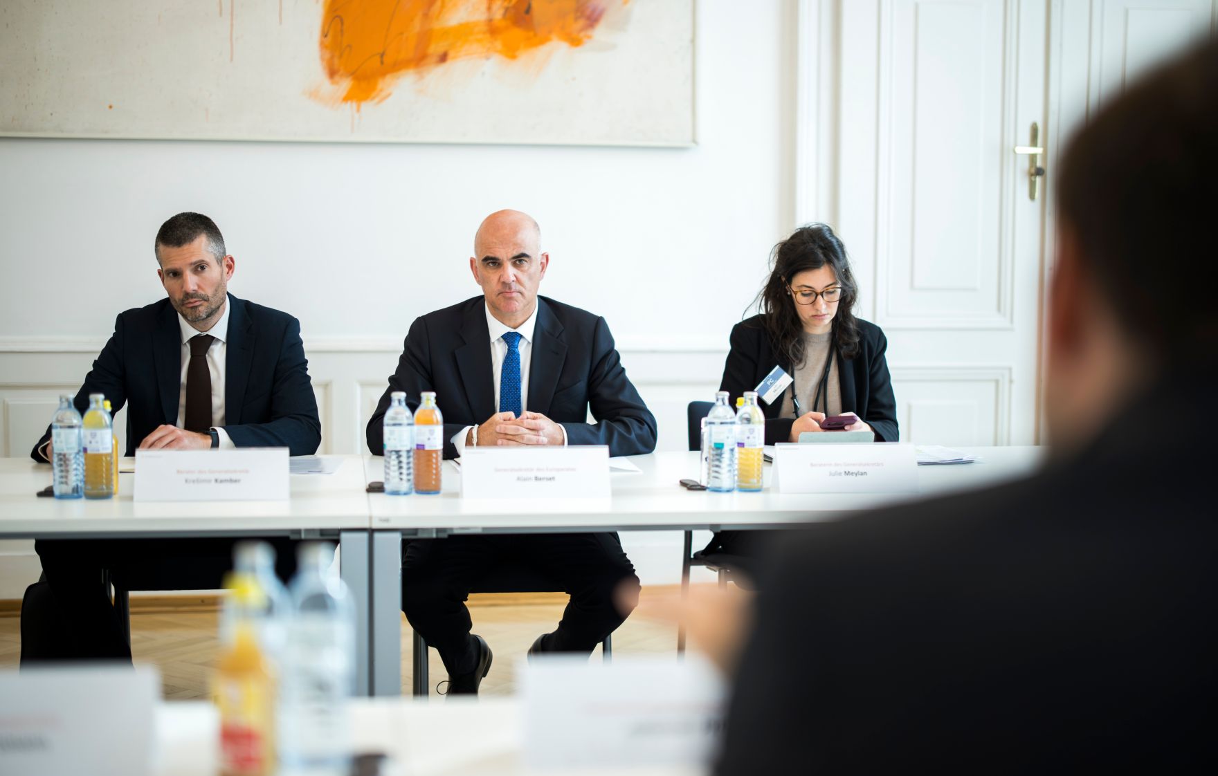 Am 30. Oktober 2025 empfing Staatssekret&auml;r Alexander Pr&ouml;ll (r.) den Generalsekret&auml;r des Europarates Alain Berset (2.v.l.) zu einem Arbeitsgespr&auml;ch.