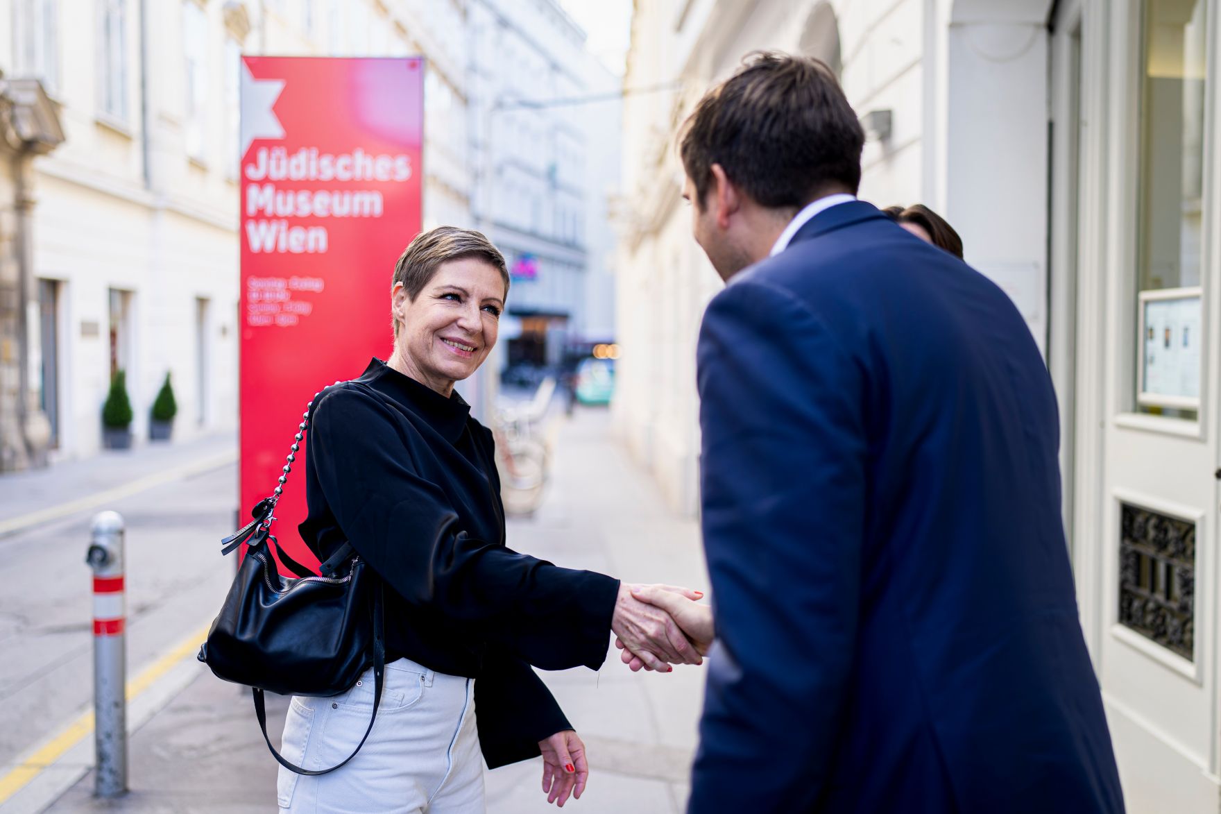 Am 31. Oktober 2025 besuchte Staatssekret&auml;r Alexander Pr&ouml;ll (r.) das j&uuml;dische Museum Wien.