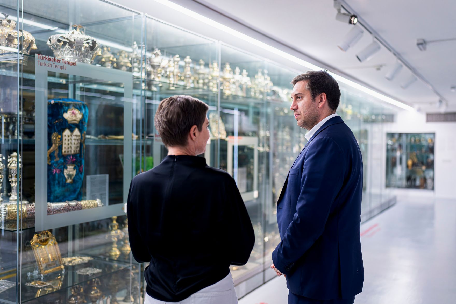 Am 31. Oktober 2025 besuchte Staatssekret&auml;r Alexander Pr&ouml;ll (r.) das j&uuml;dische Museum Wien.