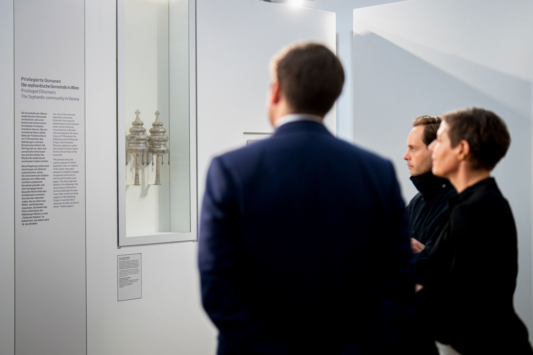 Am 31. Oktober 2025 besuchte Staatssekret&auml;r Alexander Pr&ouml;ll (l.) das j&uuml;dische Museum Wien.