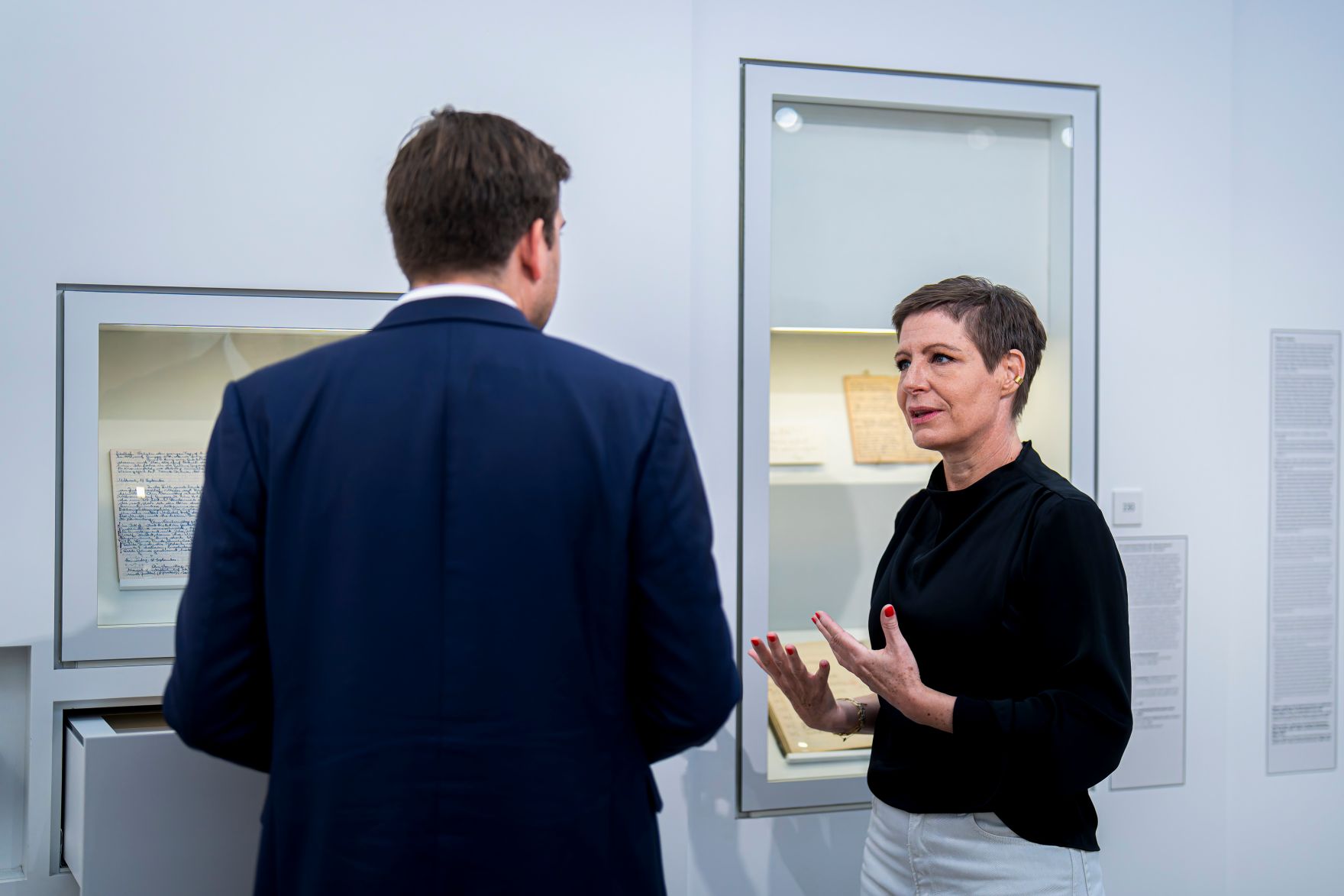 Am 31. Oktober 2025 besuchte Staatssekret&auml;r Alexander Pr&ouml;ll (l.) das j&uuml;dische Museum Wien.