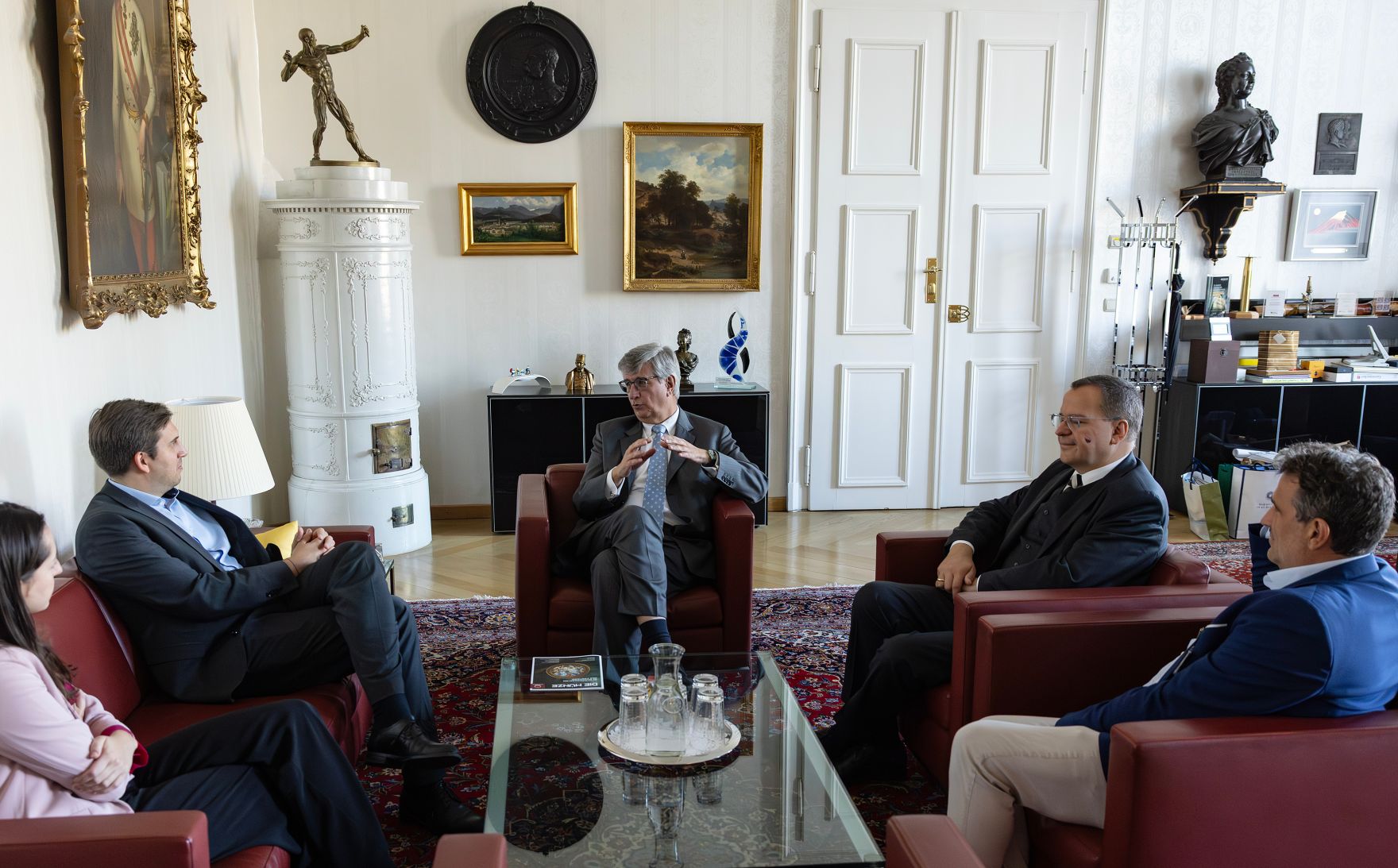 Am 4. November 2025 besuchte Staatssekret&auml;r Alexander (2.v.l.) Pr&ouml;ll die M&uuml;nze &Ouml;sterreich.