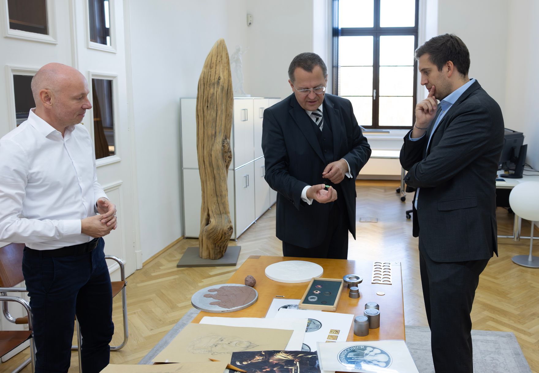 Am 4. November 2025 besuchte Staatssekret&auml;r Alexander (r.) Pr&ouml;ll die M&uuml;nze &Ouml;sterreich.