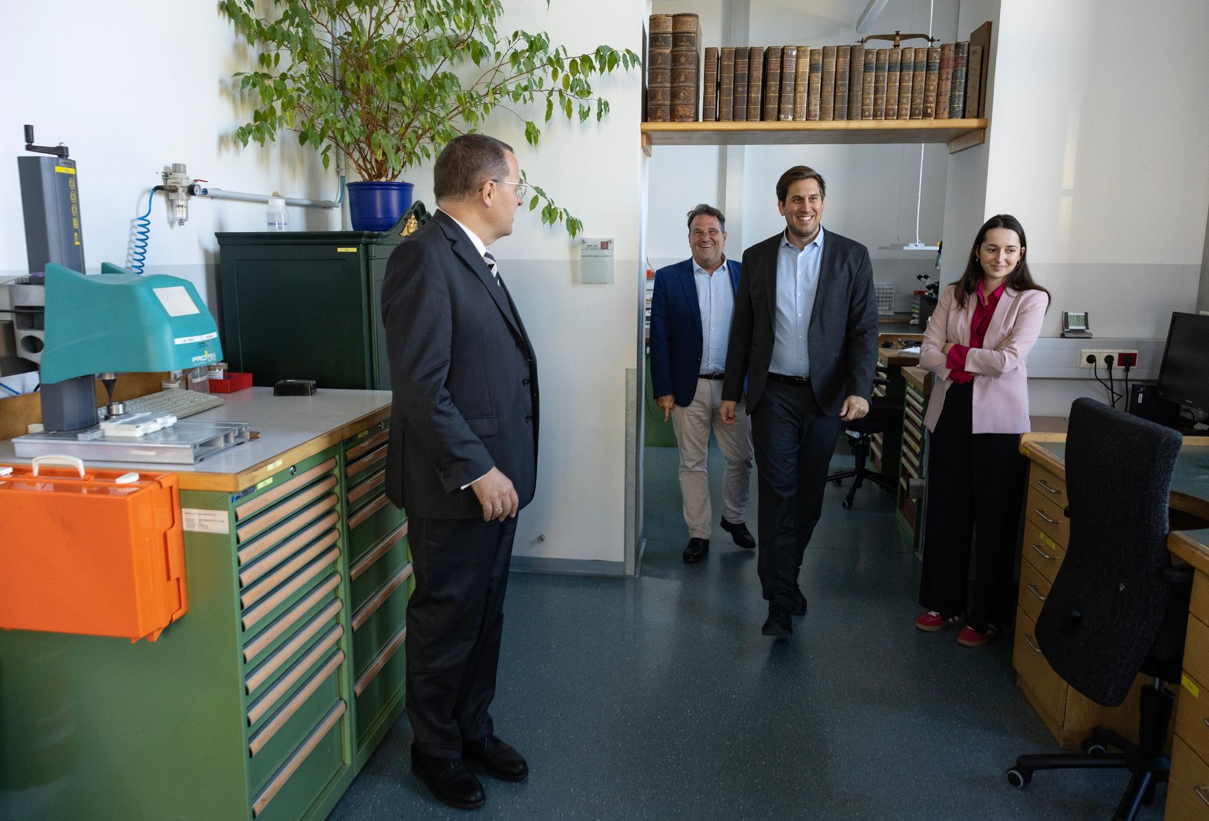 Am 4. November 2025 besuchte Staatssekret&auml;r Alexander (m.r.) Pr&ouml;ll die M&uuml;nze &Ouml;sterreich.