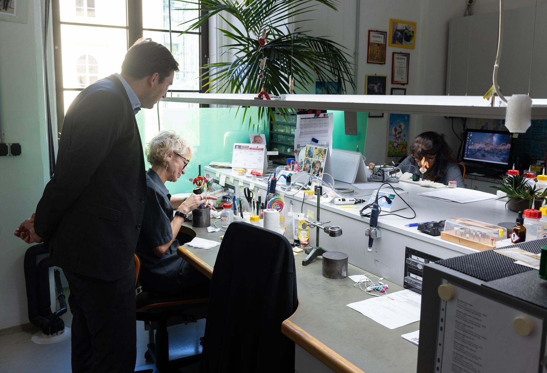 Am 4. November 2025 besuchte Staatssekret&auml;r Alexander (l.) Pr&ouml;ll die M&uuml;nze &Ouml;sterreich.