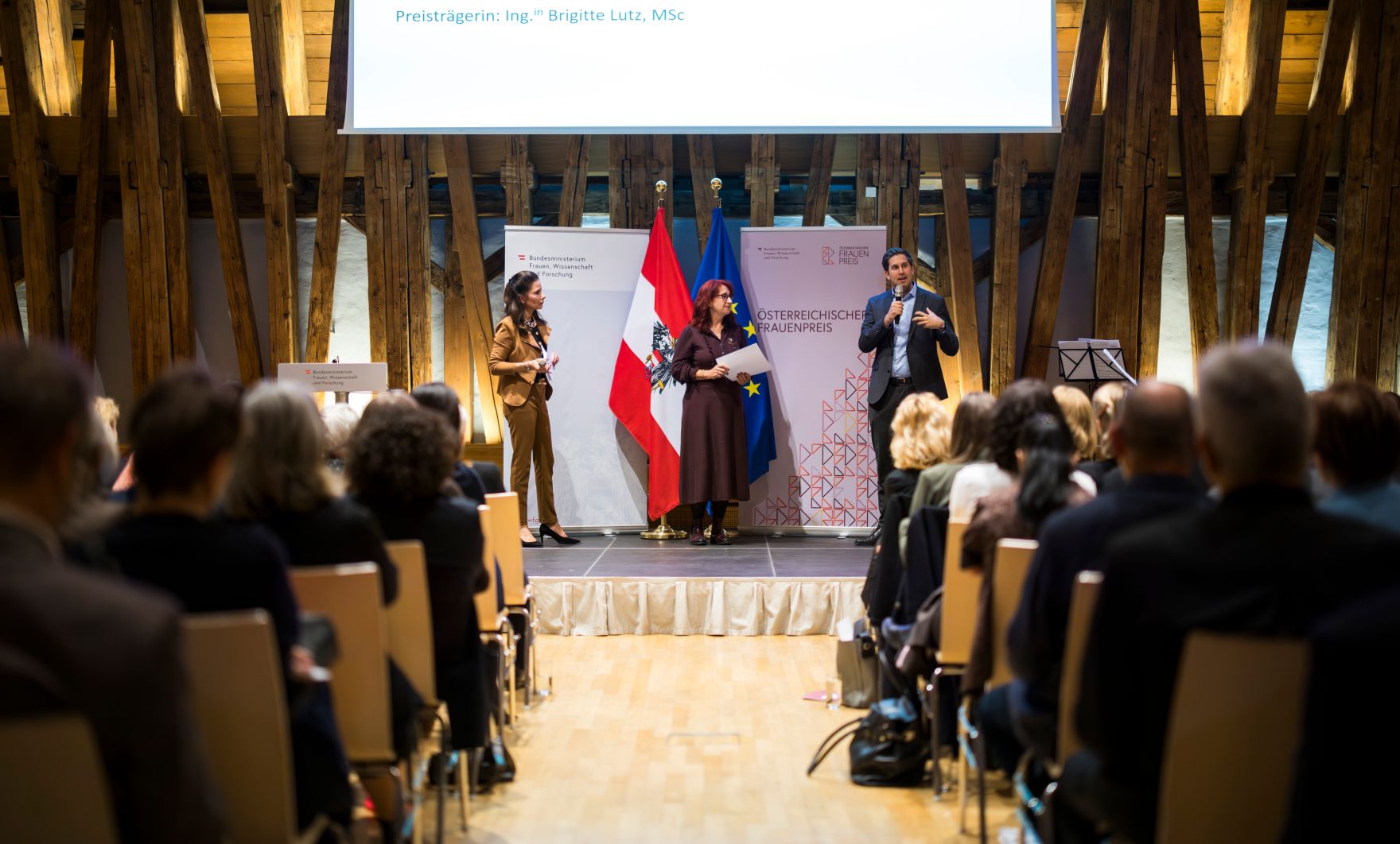 Am 4. November 2025 nahm Staatssekret&auml;r Alexander Pr&ouml;ll (r.) an der Verleihung des &Ouml;sterreichischen Frauenpreis 2025 teil. Im Bild mit Brigitte Lutz (m.) Preistr&auml;gerin f&uuml;r den Grete Rehor-Preis MINT und Digitalisierung.