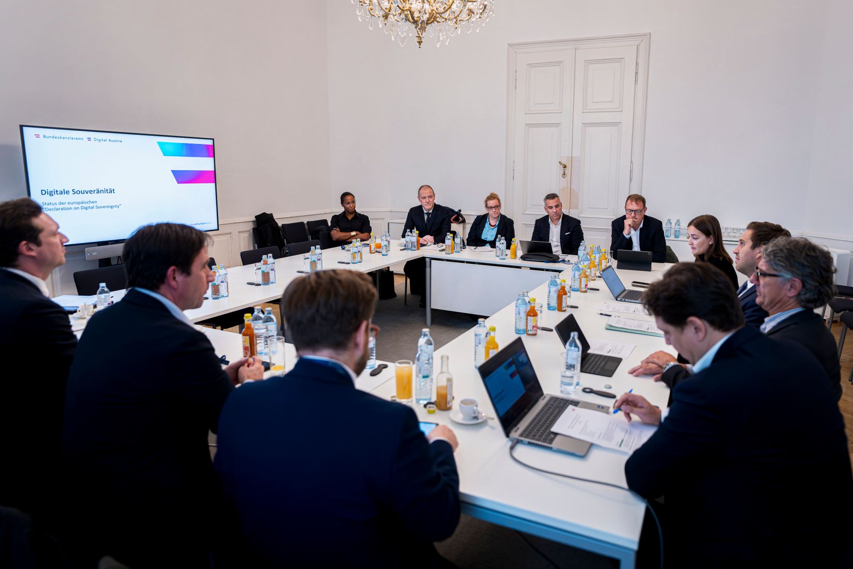 Am 5. November 2025 lud Staatssekret&auml;r Alexander Pr&ouml;ll (3.v.r.) zu einem Roundtable zur Digitalen Souver&auml;nit&auml;t ins Bundeskanzleramt ein.