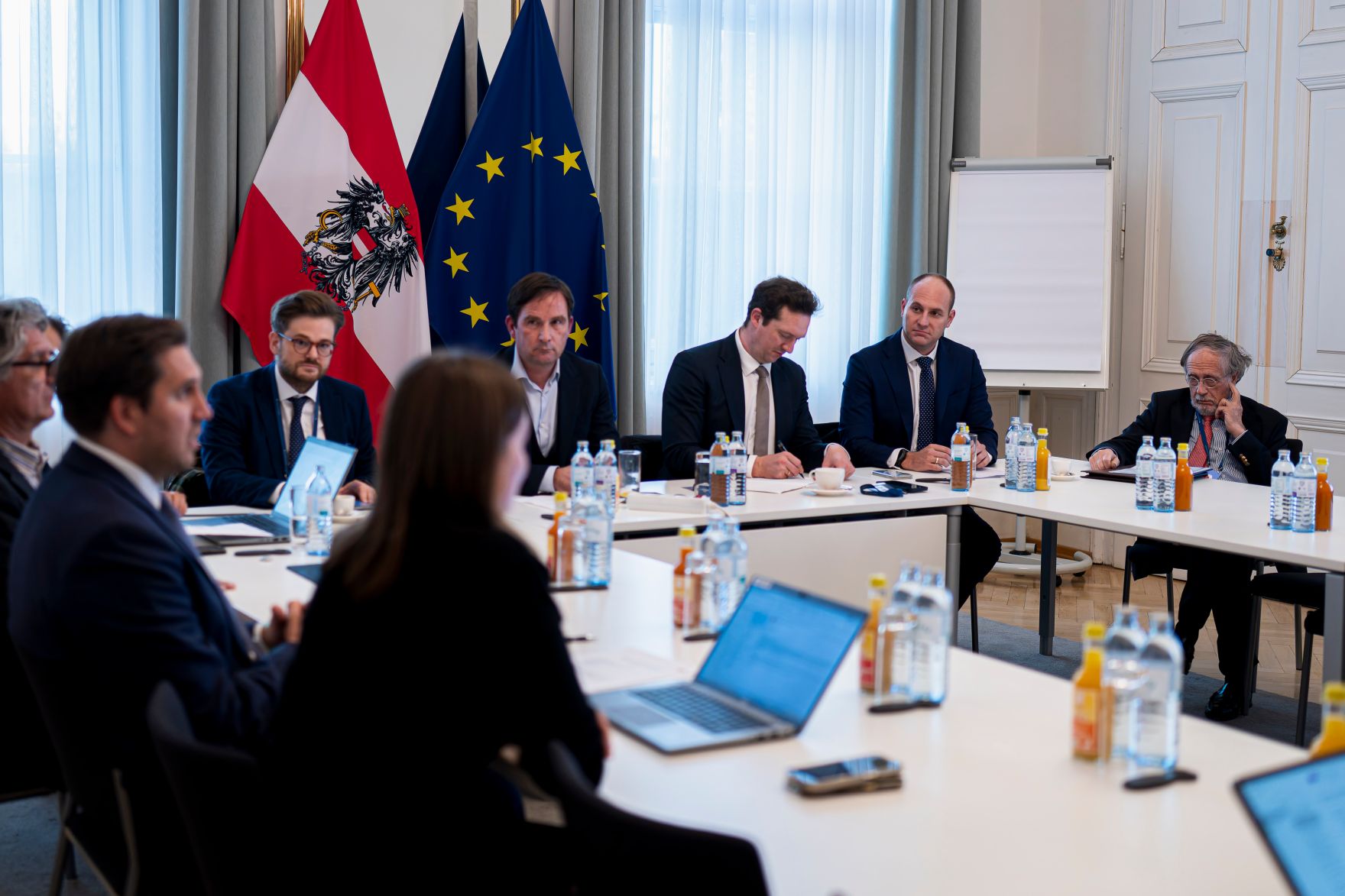 Am 5. November 2025 lud Staatssekret&auml;r Alexander Pr&ouml;ll (2.v.l.) zu einem Roundtable zur Digitalen Souver&auml;nit&auml;t ins Bundeskanzleramt ein.