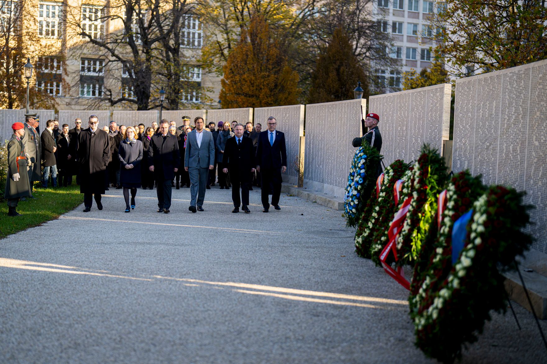 Am 7. November 2025 fand anl&auml;&szlig;lich der Novemberpogrome eine Kranzniederlegung bei der Namensmauer im Ostarrichipark statt.