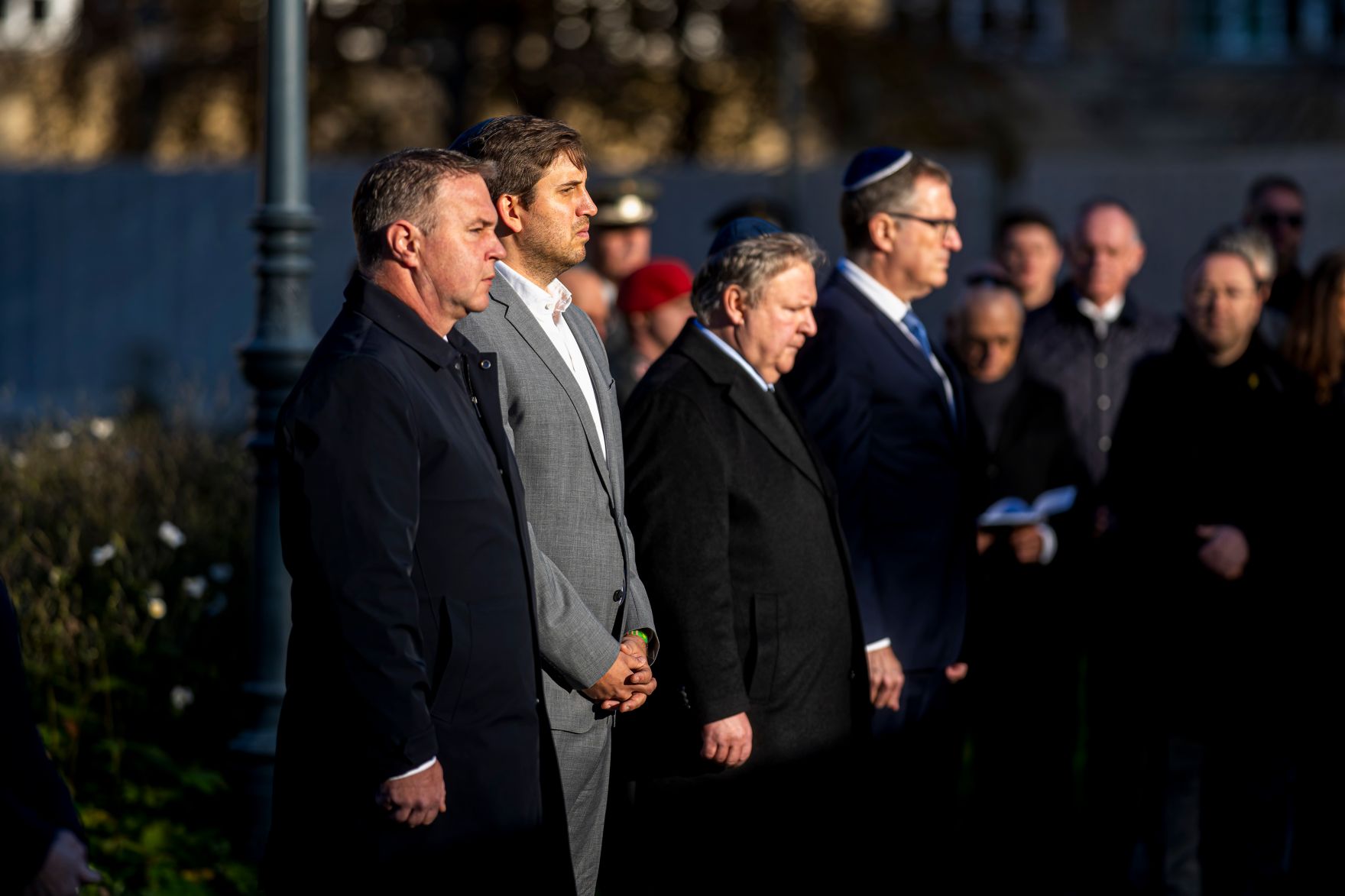 Am 7. November 2025 fand anl&auml;&szlig;lich der Novemberpogrome eine Kranzniederlegung bei der Namensmauer im Ostarrichipark statt. Im Bild Staatssekret&auml;r Alexander Pr&ouml;ll (2.v.l.), Vizekanzler Andreas Babler (.) und B&uuml;rgermeister von Wien Michael Ludwig (3.v.l.).