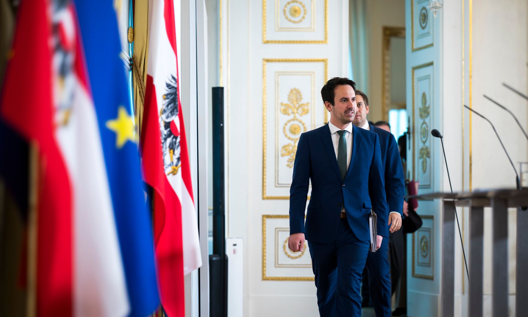 Am 10. November 2025 gab Staatssekret&auml;r Alexander Pr&ouml;ll gemeinsam mit Vizekanzler Andreas Babler, Bundesminister Christoph Wiederkehr (im Bild) und IRG-Pr&auml;sident Oskar Deutsch eine Pressekonferenz zum Thema Nationale Strategie gegen Antisemitismus, im Bundeskanzleramt.