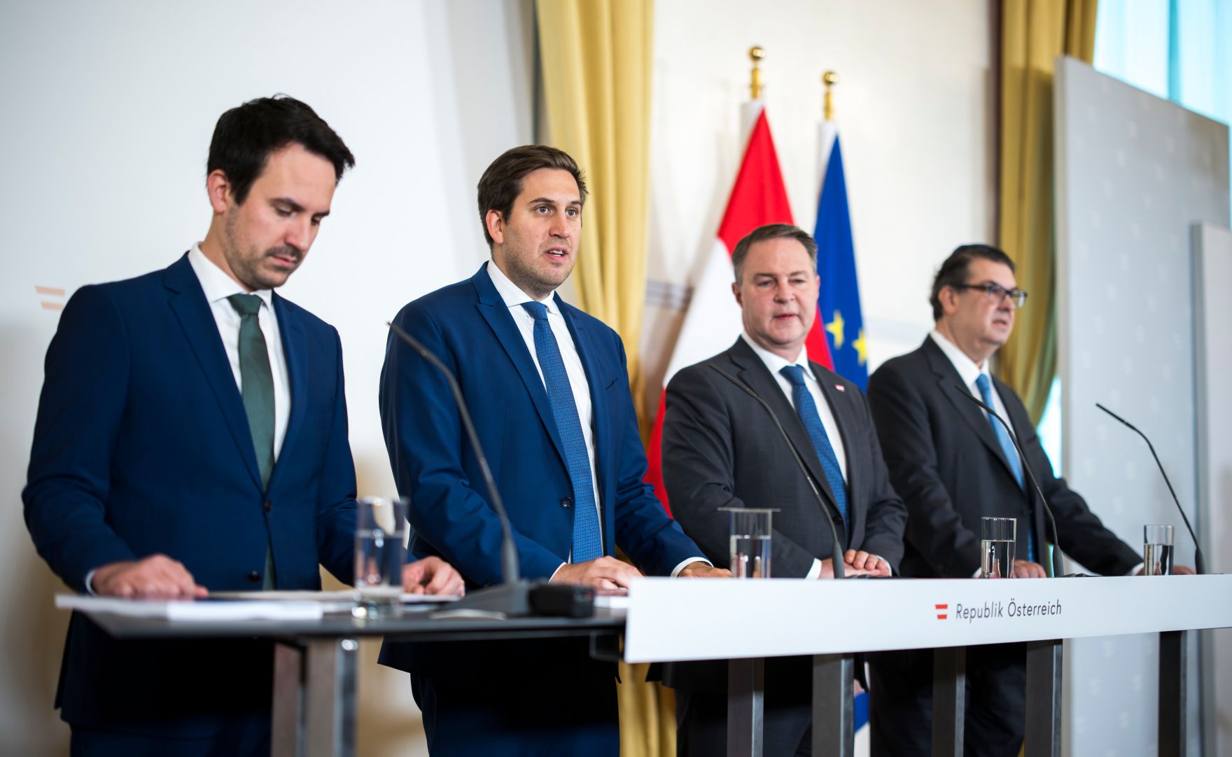 Am 10. November 2025 gab Staatssekret&auml;r Alexander Pr&ouml;ll (2.v.l.) gemeinsam mit Vizekanzler Andreas Babler (2.v.r.), Bundesminister Christoph Wiederkehr (l.) und IRG-Pr&auml;sident Oskar Deutsch (r.) eine Pressekonferenz zum Thema Nationale Strategie gegen Antisemitismus, im Bundeskanzleramt.