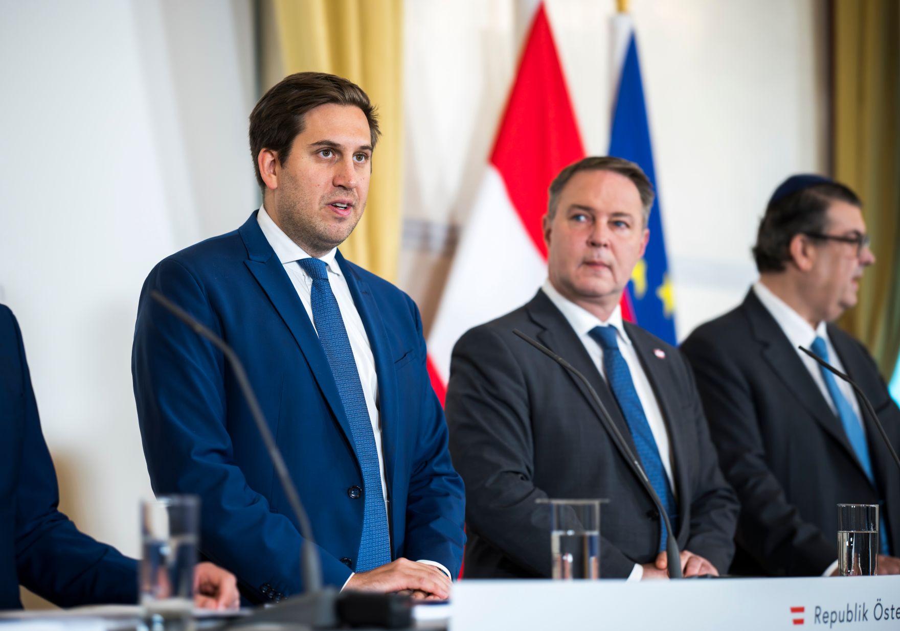 Am 10. November 2025 gab Staatssekret&auml;r Alexander Pr&ouml;ll (l.) gemeinsam mit Vizekanzler Andreas Babler (m.), Bundesminister Christoph Wiederkehr und IRG-Pr&auml;sident Oskar Deutsch (r.) eine Pressekonferenz zum Thema Nationale Strategie gegen Antisemitismus, im Bundeskanzleramt.