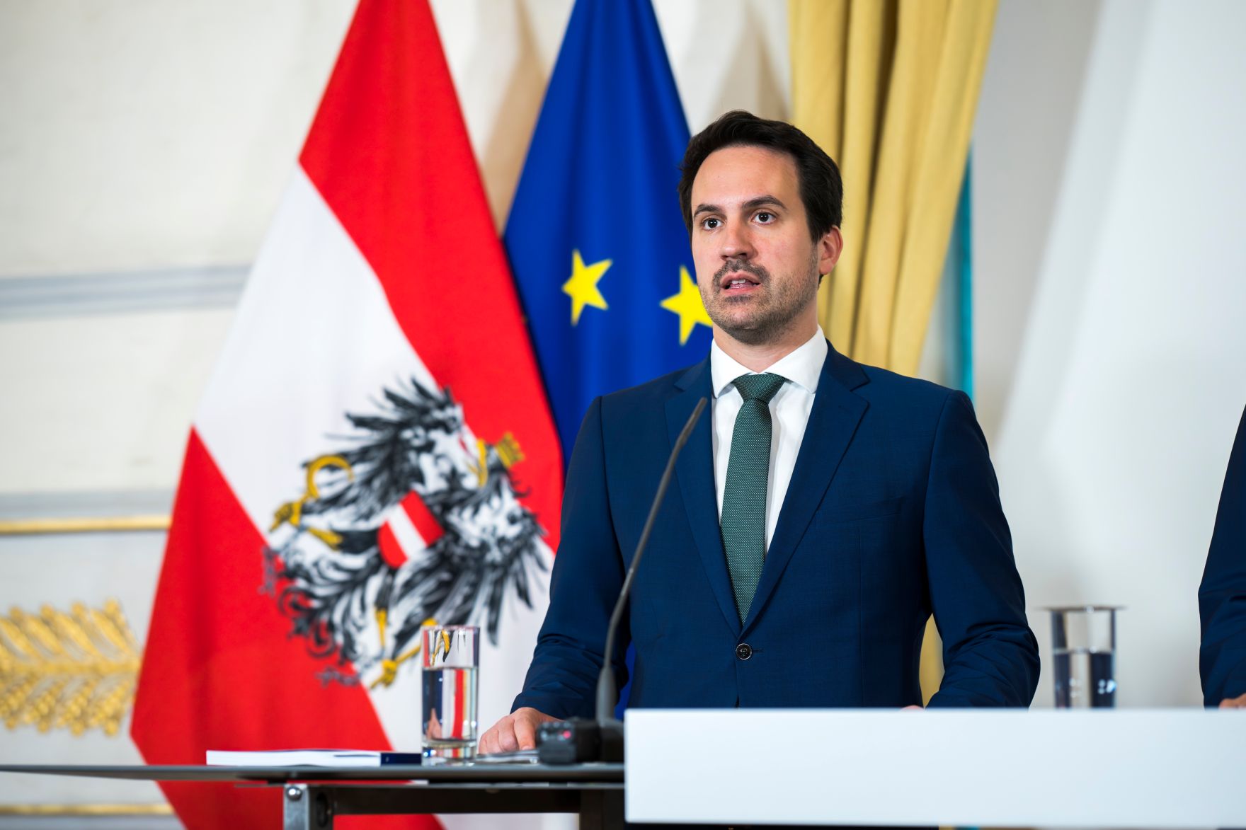 Am 10. November 2025 gab Staatssekret&auml;r Alexander Pr&ouml;ll gemeinsam mit Vizekanzler Andreas Babler, Bundesminister Christoph Wiederkehr (im Bild) und IRG-Pr&auml;sident Oskar Deutsch eine Pressekonferenz zum Thema Nationale Strategie gegen Antisemitismus, im Bundeskanzleramt.