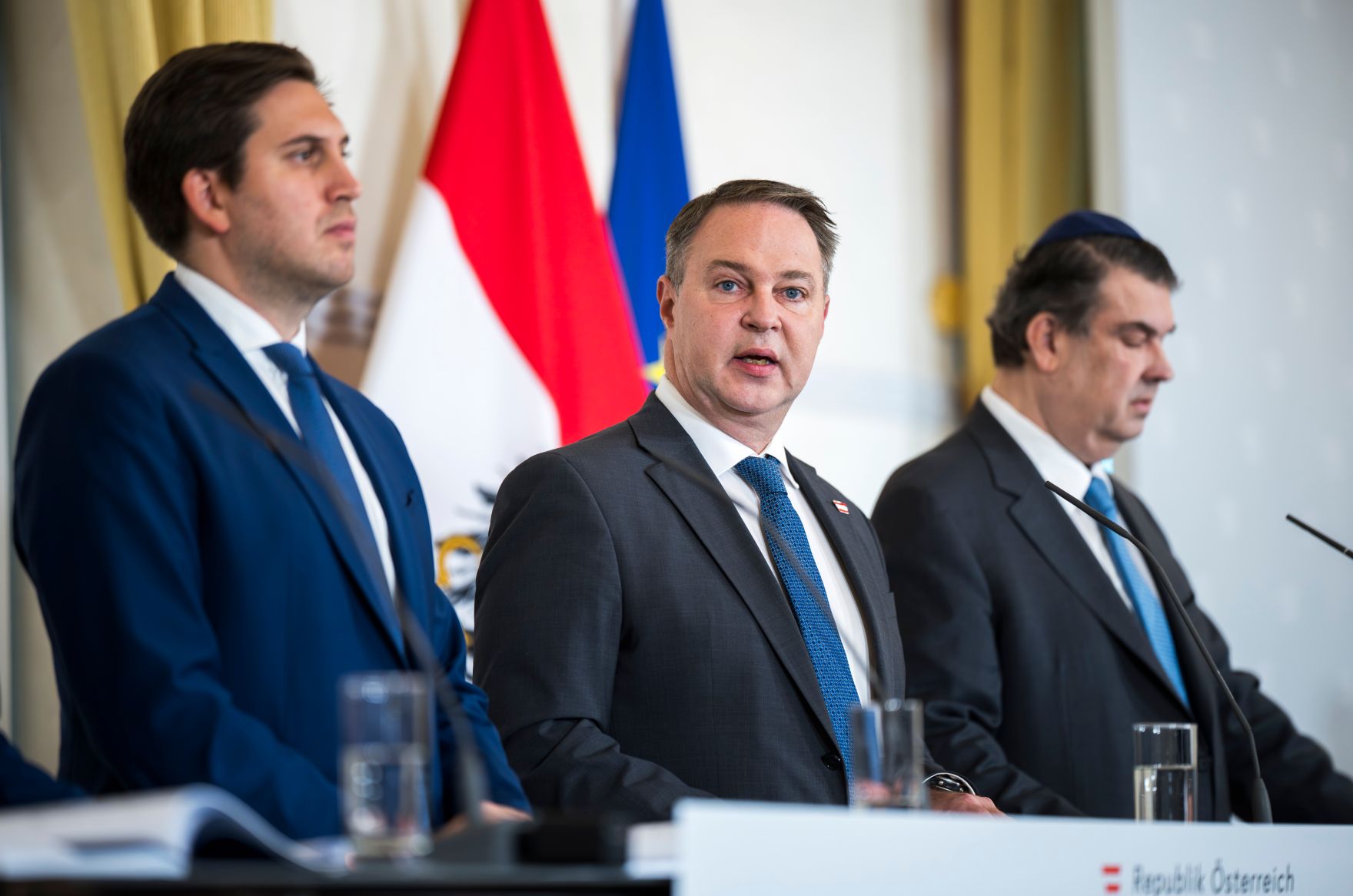 Am 10. November 2025 gab Staatssekret&auml;r Alexander Pr&ouml;ll (l.) gemeinsam mit Vizekanzler Andreas Babler (m.), Bundesminister Christoph Wiederkehr und IRG-Pr&auml;sident Oskar Deutsch (r.) eine Pressekonferenz zum Thema Nationale Strategie gegen Antisemitismus, im Bundeskanzleramt.