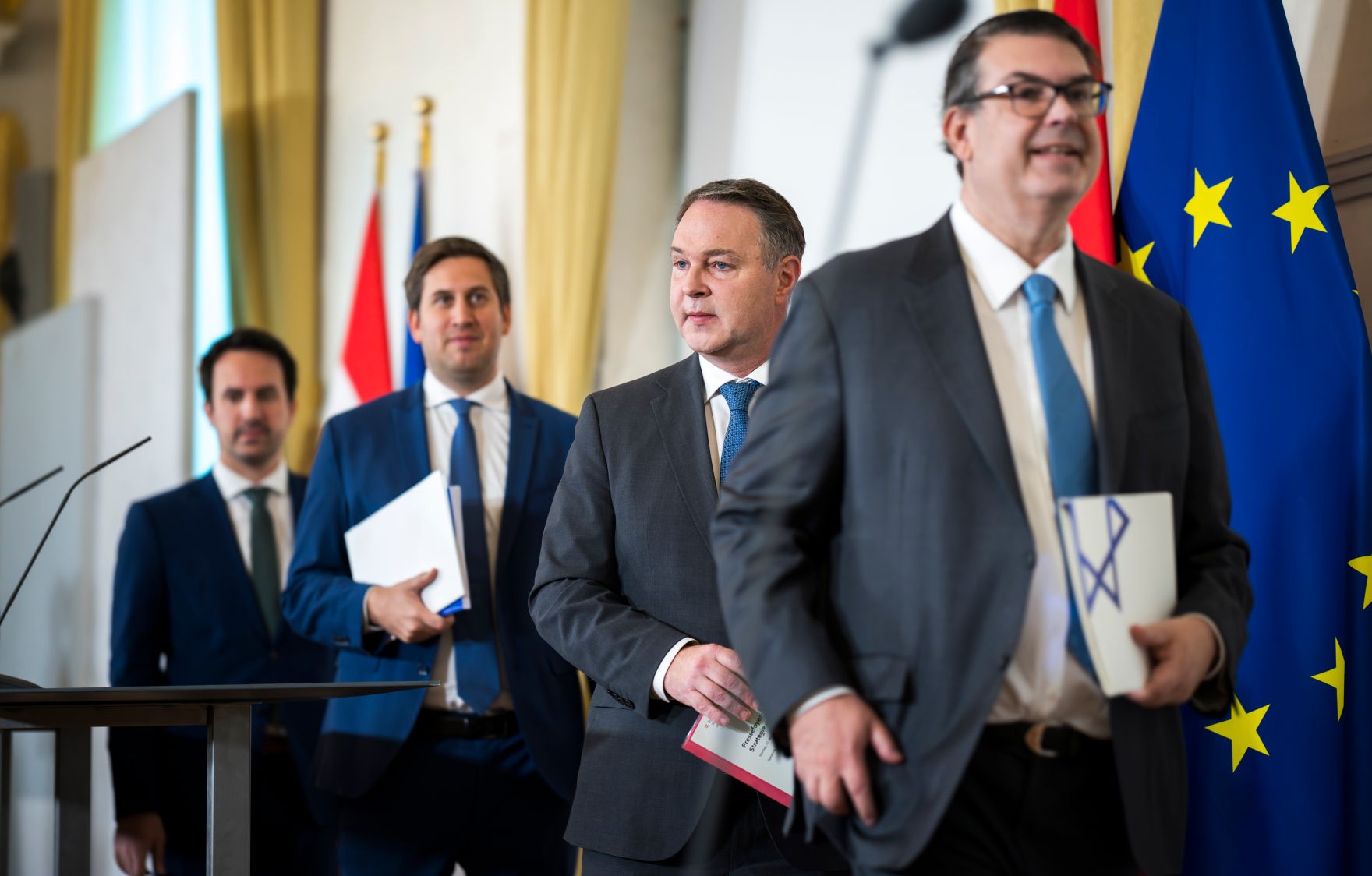 Am 10. November 2025 gab Staatssekret&auml;r Alexander Pr&ouml;ll (2.v.l.) gemeinsam mit Vizekanzler Andreas Babler (2.v.r.), Bundesminister Christoph Wiederkehr (l.) und IRG-Pr&auml;sident Oskar Deutsch (r.) eine Pressekonferenz zum Thema Nationale Strategie gegen Antisemitismus, im Bundeskanzleramt.