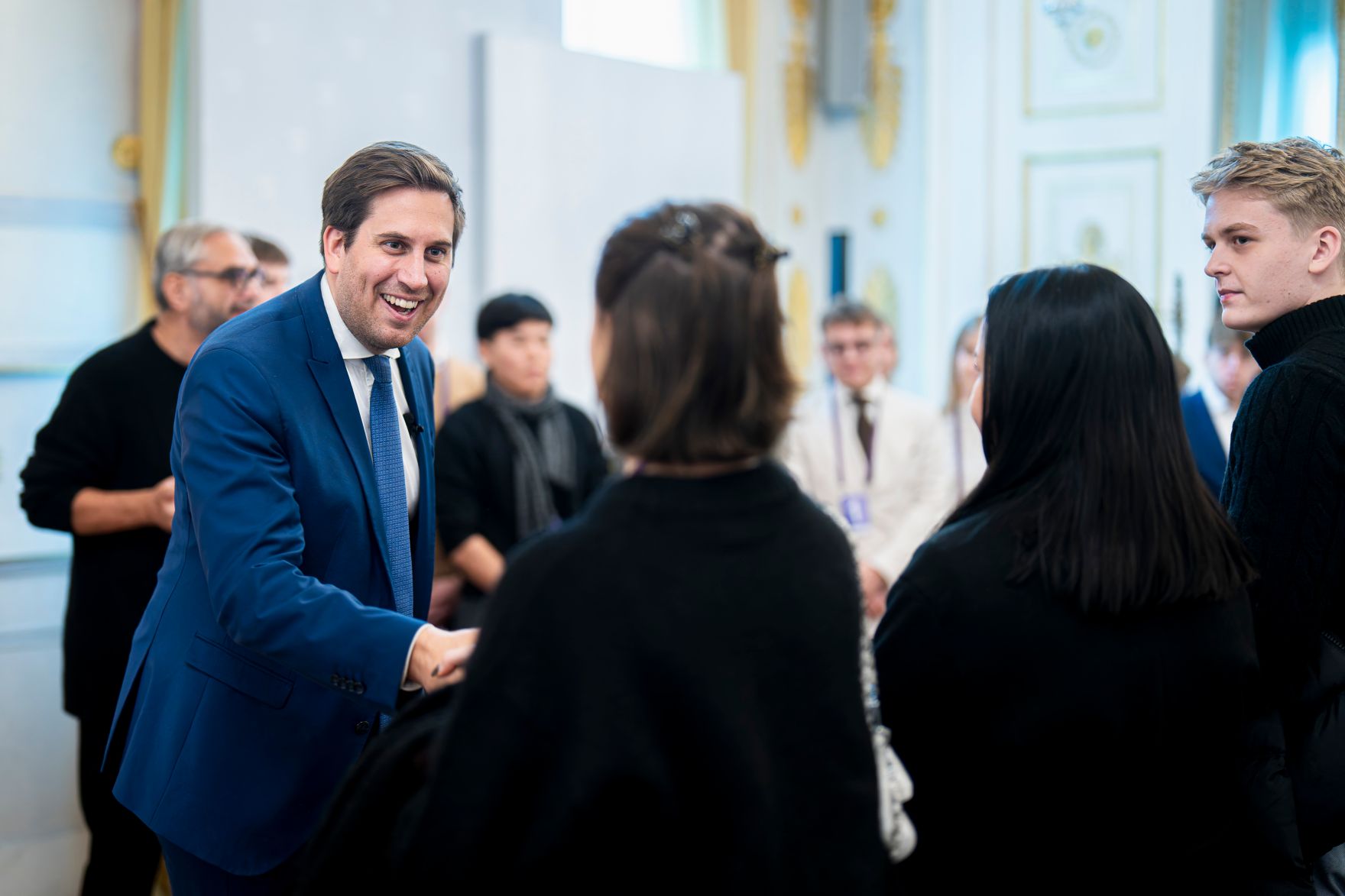 Am 10. November 2025 empfing Staatssekret&auml;r Alexander Pr&ouml;ll (2.v.l.) Lehrlinge der Raiffeisen Bank &Ouml;sterreich im Bundeskanzleramt.