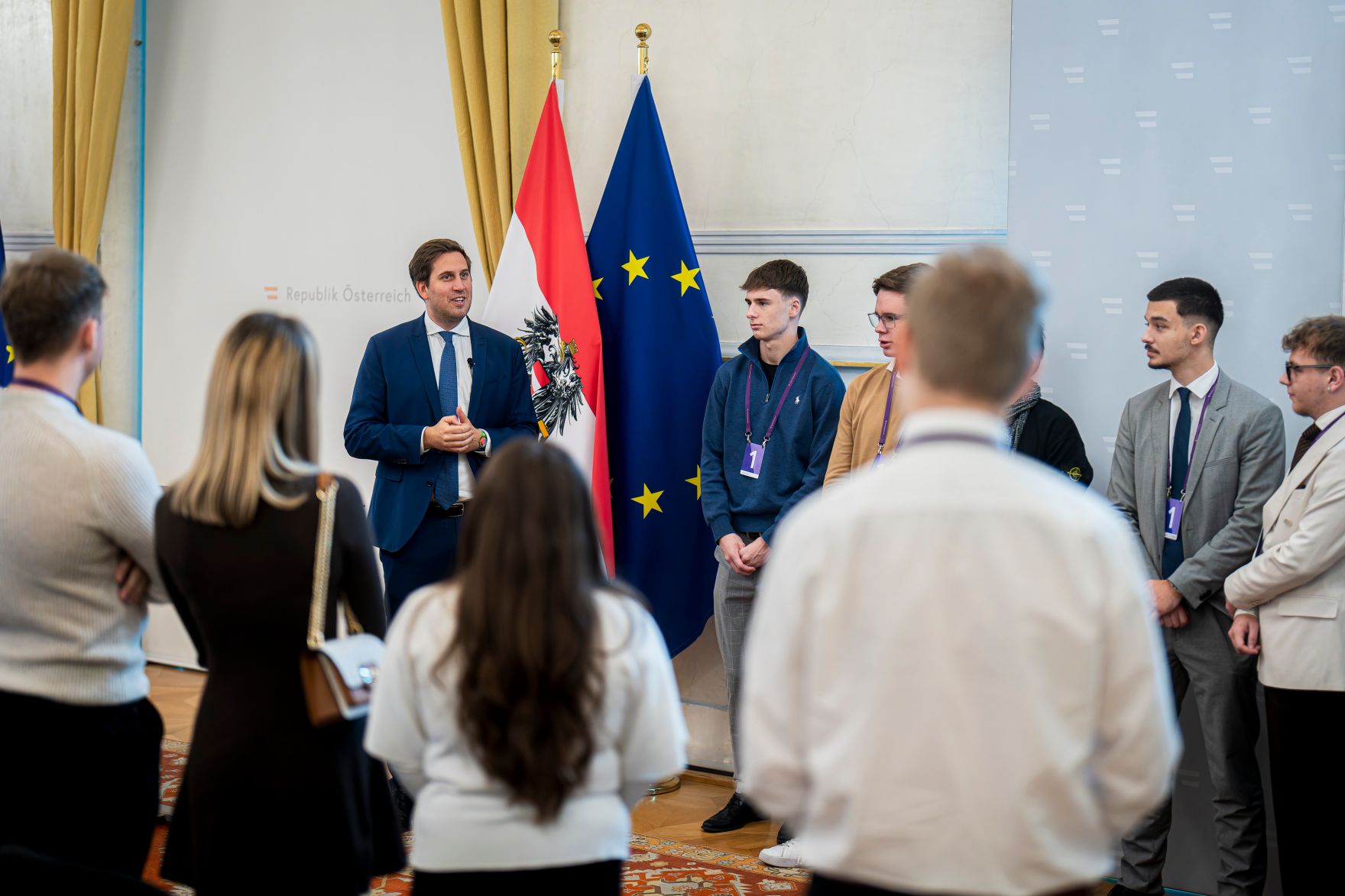 Am 10. November 2025 empfing Staatssekret&auml;r Alexander Pr&ouml;ll (3.v.l.) Lehrlinge der Raiffeisen Bank &Ouml;sterreich im Bundeskanzleramt.