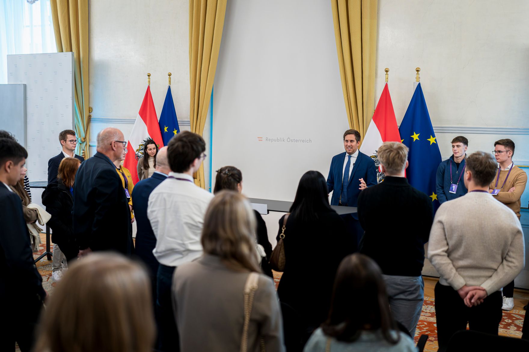 Am 10. November 2025 empfing Staatssekret&auml;r Alexander Pr&ouml;ll Lehrlinge der Raiffeisen Bank &Ouml;sterreich im Bundeskanzleramt.