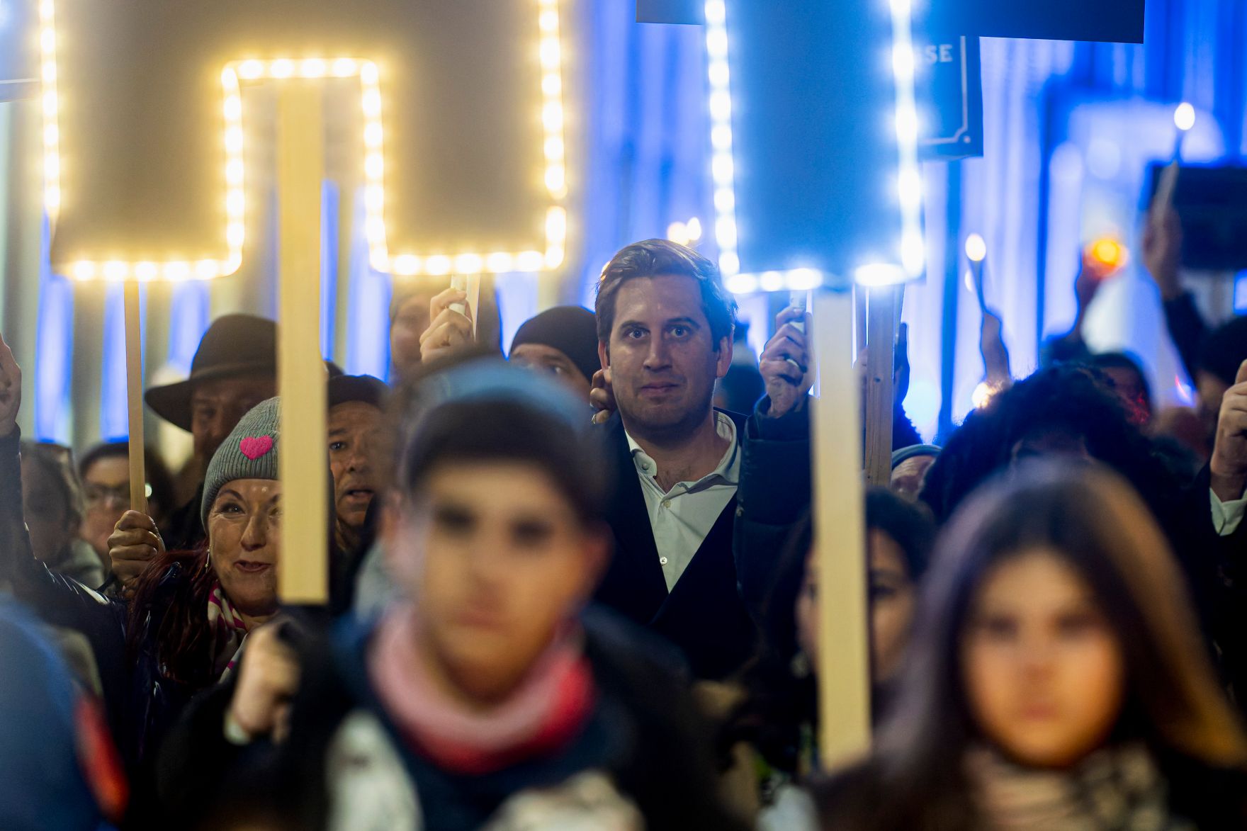 Am 10. November 2025 nahm Staatssekret&auml;r Alexander Pr&ouml;ll (m.) am Light of Hope Gedenkmarsch teil.